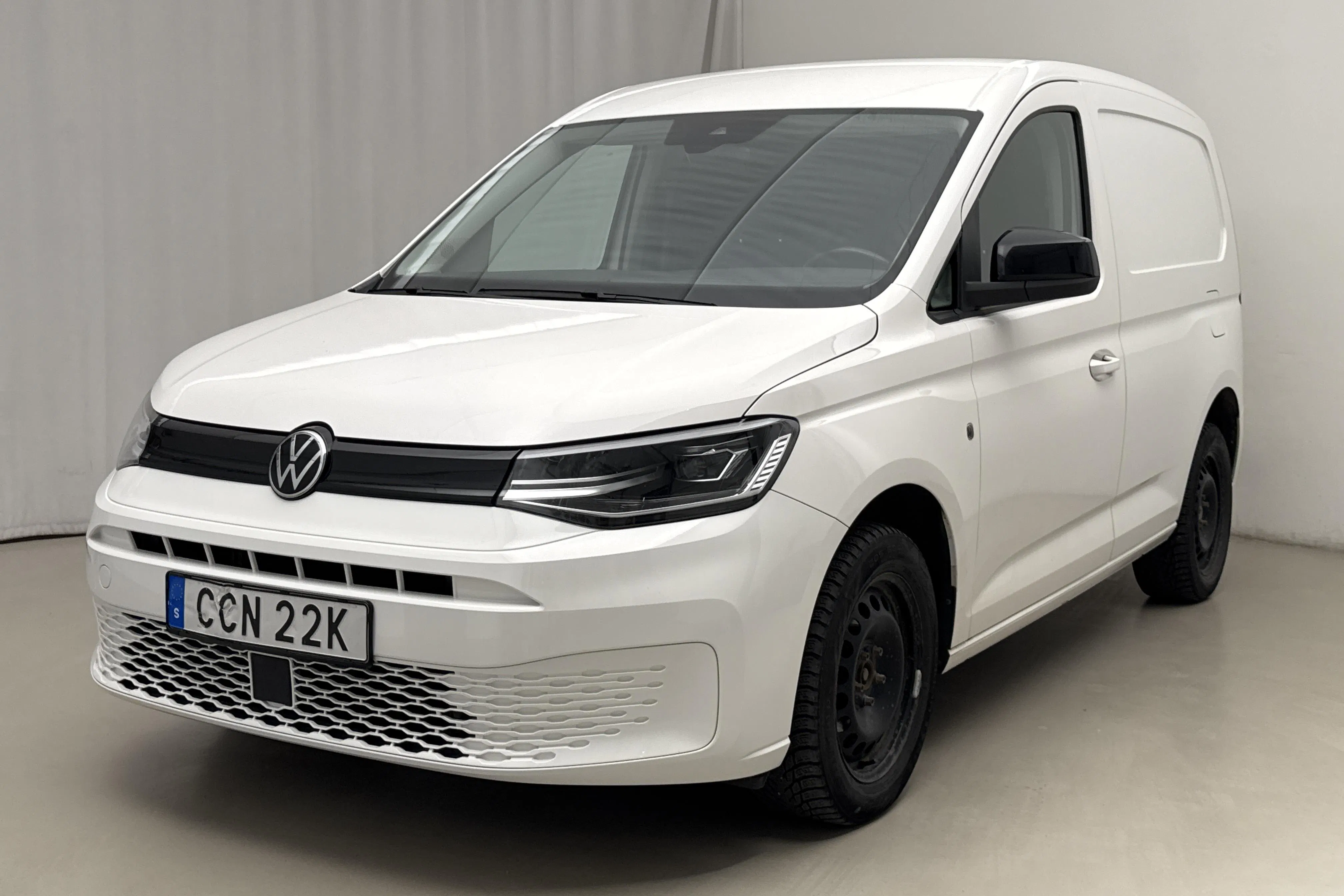Presentationsfoto 1 av 19: VW Caddy Cargo 2.0 TDI Skåp (122hk) - 11 020 mil - Automat - vit - 2021