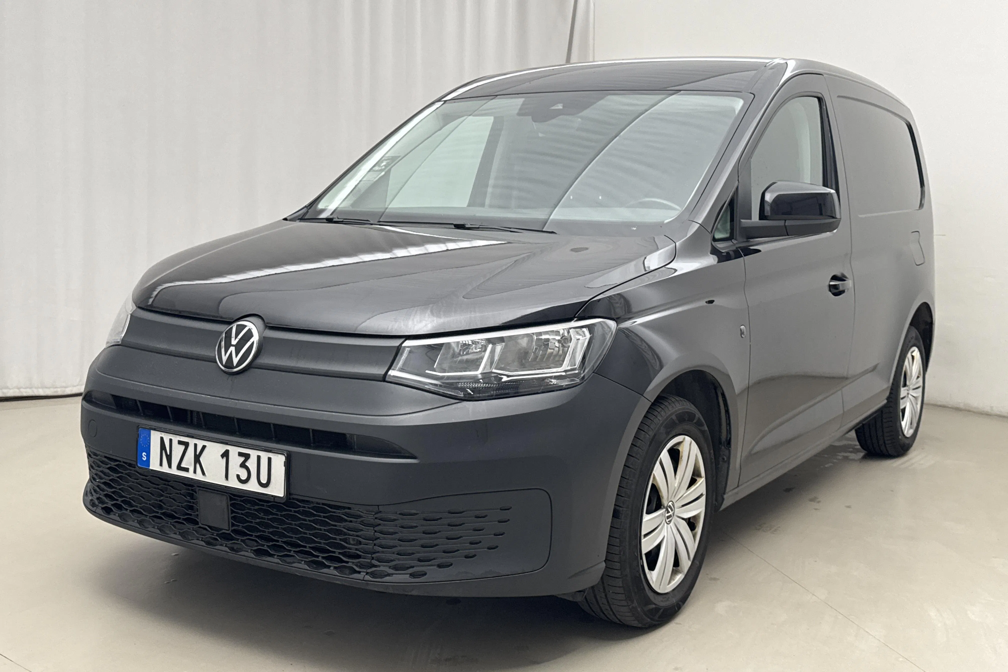 Presentationsfoto 1 av 18: VW Caddy Cargo 2.0 TDI Skåp (122hk) - 10 439 mil - Automat - svart - 2022