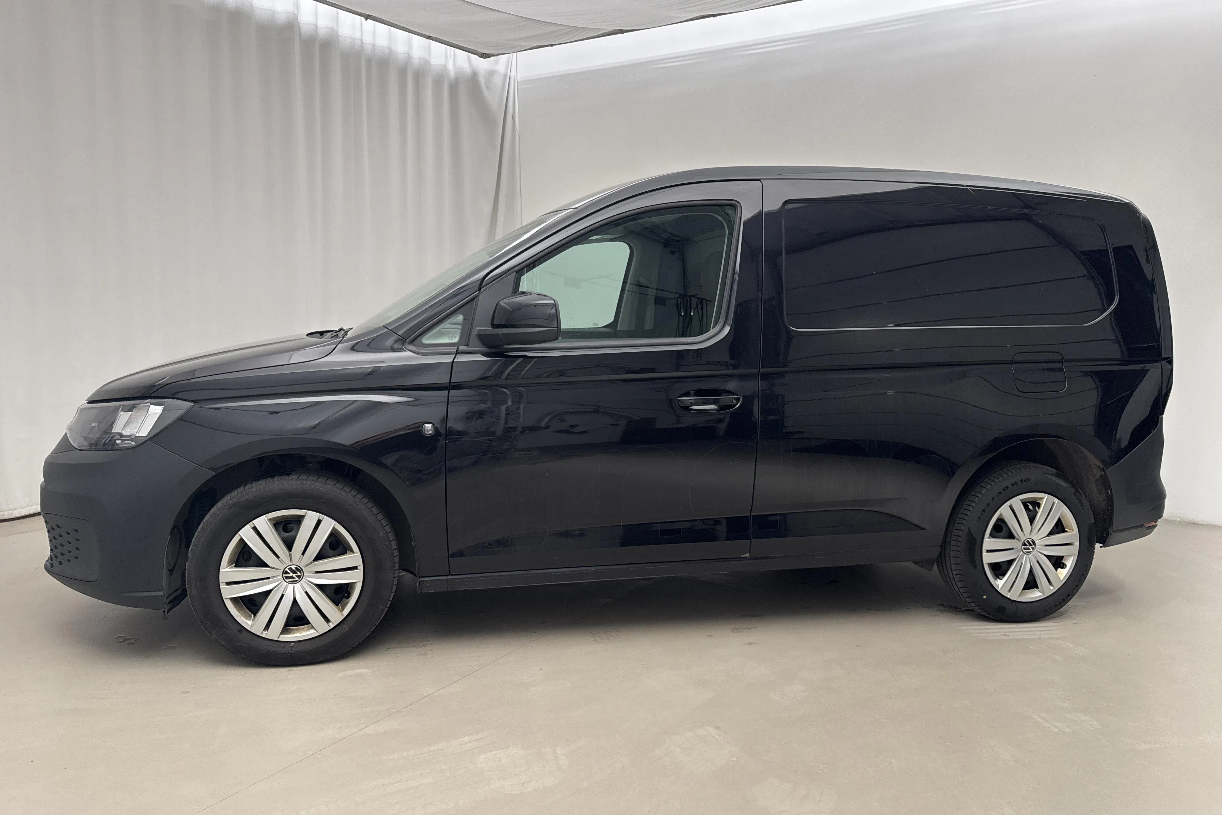 Presentationsfoto 2 av 18: VW Caddy Cargo 2.0 TDI Skåp (122hk) - 10 439 mil - Automat - svart - 2022