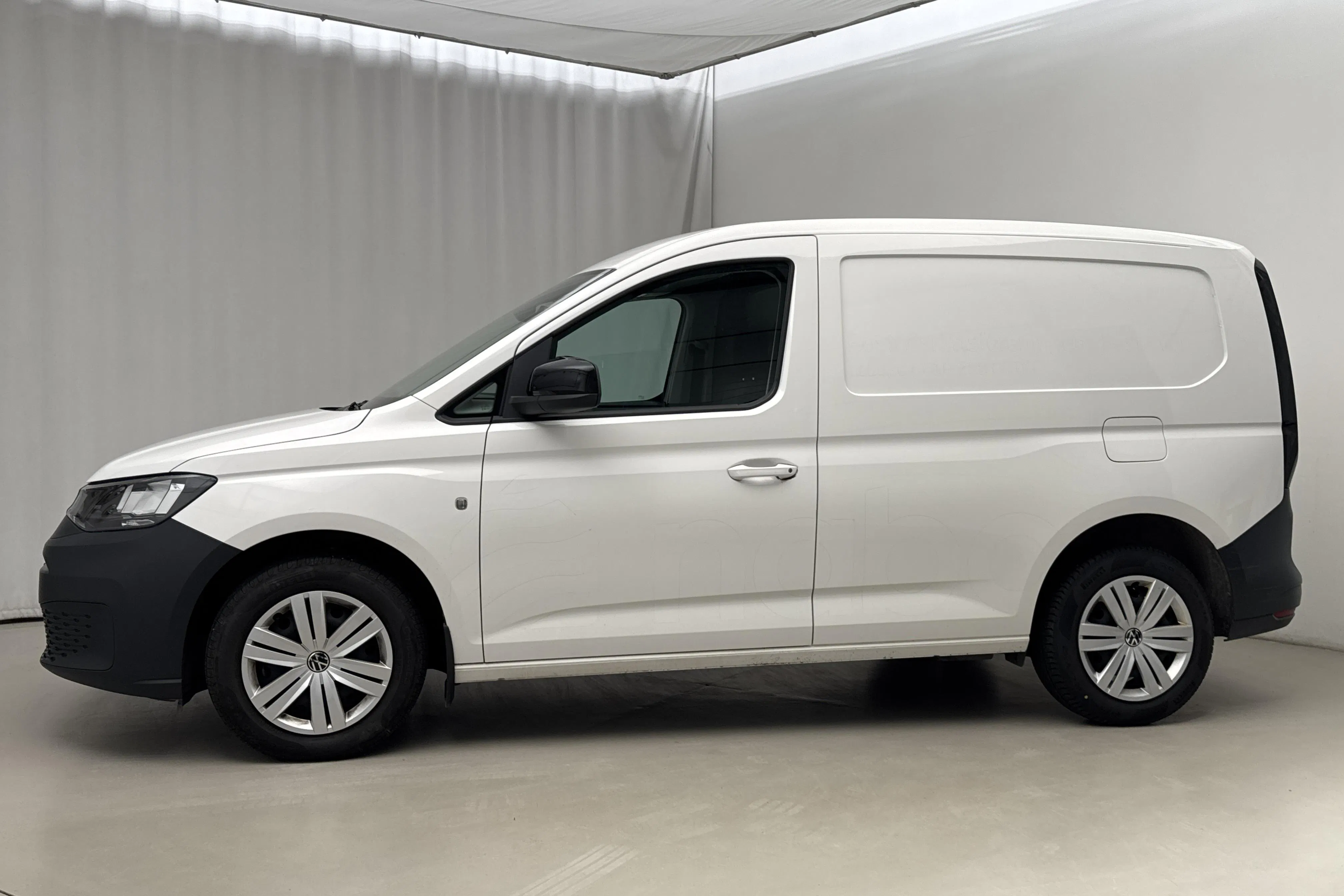 Presentationsfoto 2 av 19: VW Caddy Cargo 2.0 TDI Skåp (122hk) - 7 634 mil - Automat - vit - 2023