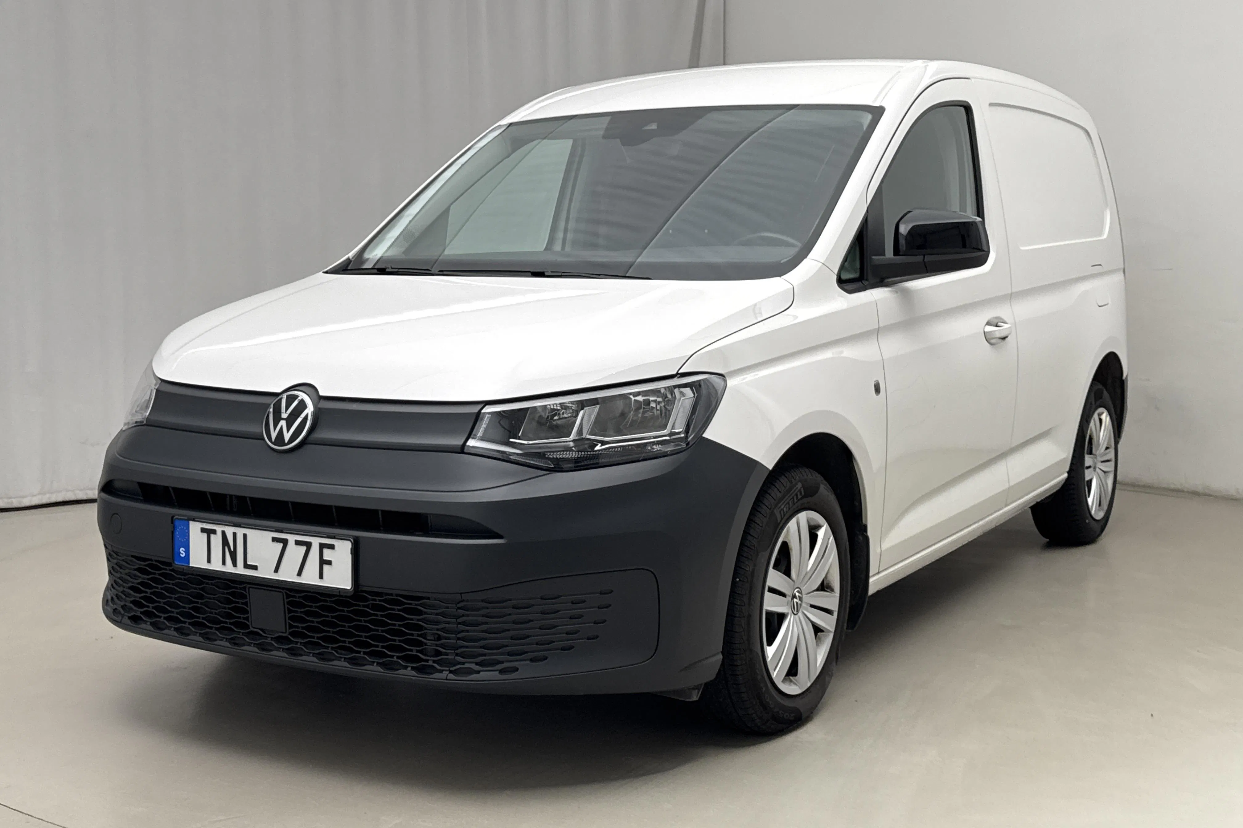 Presentationsfoto 1 av 19: VW Caddy Cargo 2.0 TDI Skåp (122hk) - 7 634 mil - Automat - vit - 2023