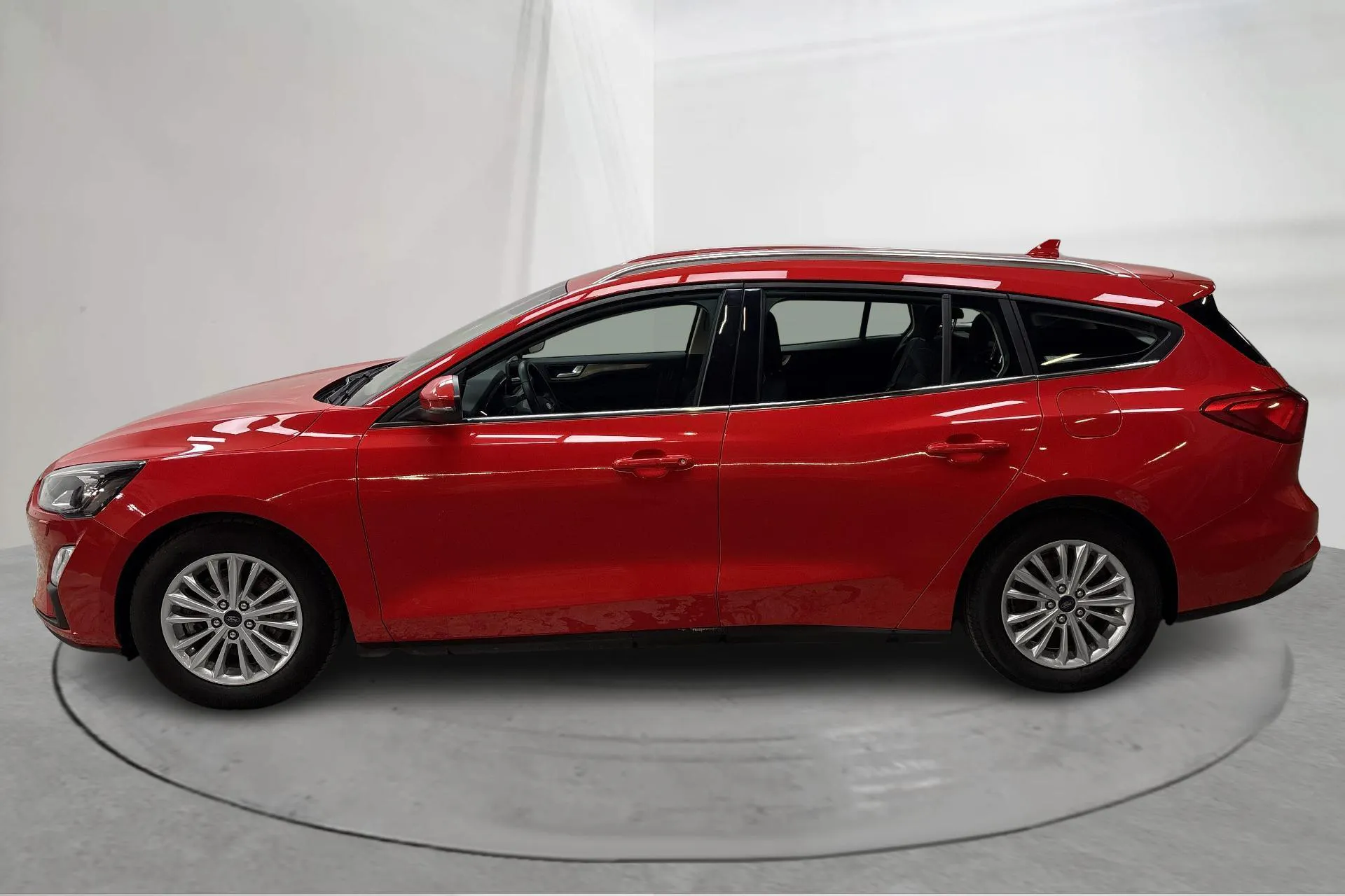 Presentationsfoto 2 av 16: Ford Focus 1.5 TDCi Kombi (120hk) - 7 164 mil - Manuell - röd - 2019