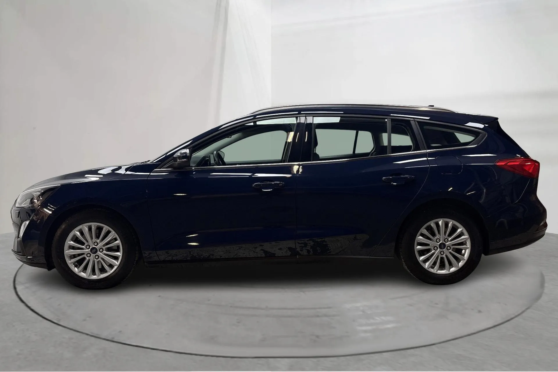Presentationsfoto 2 av 17: Ford Focus 1.5 TDCi Kombi (120hk) - 5 404 mil - Manuell - blå - 2019