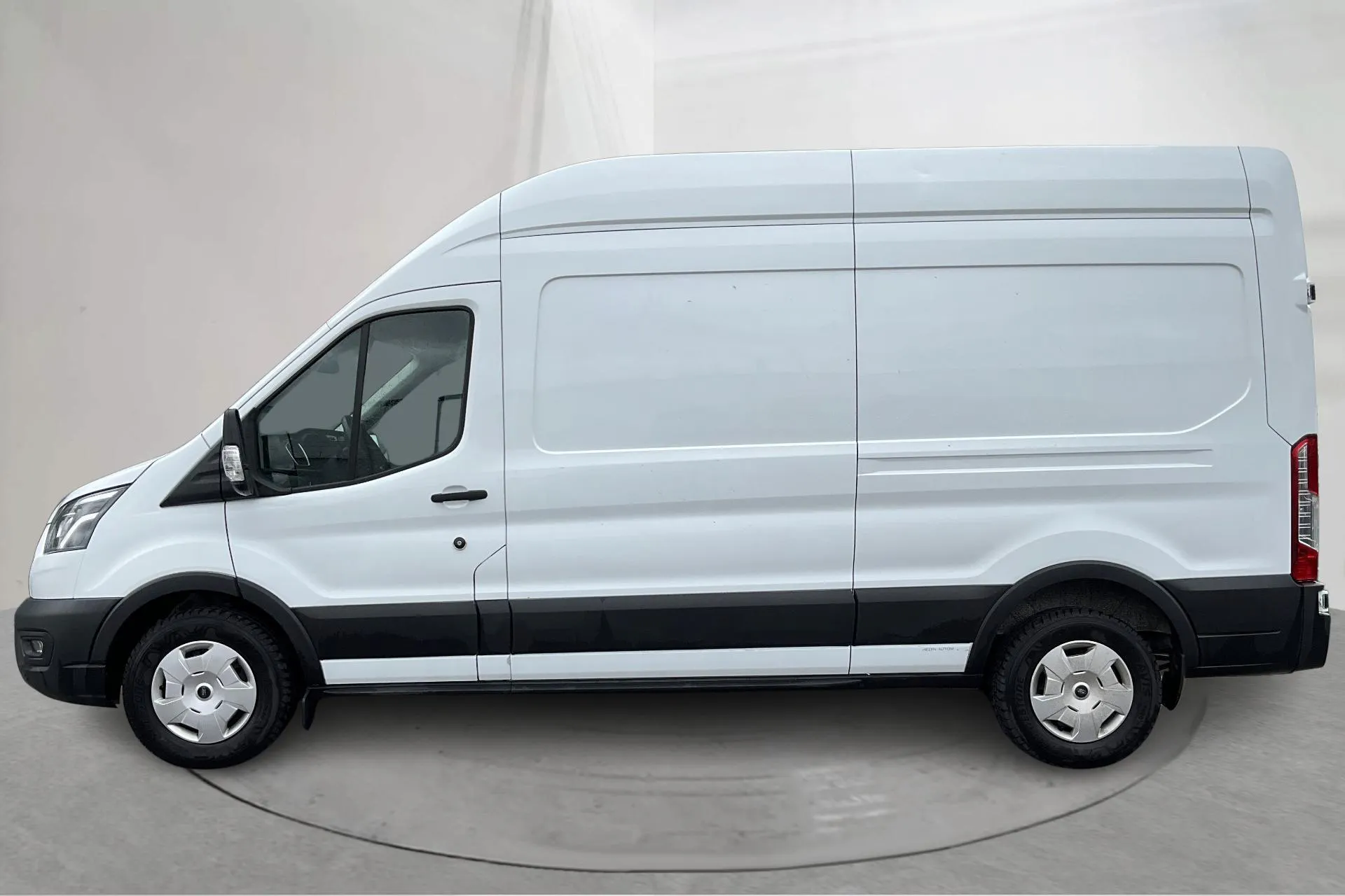 Presentationsfoto 2 av 17: Ford Transit 350 2.0 TDCi 2WD Skåp (165hk) - 2 389 mil - Automat - vit - 2025