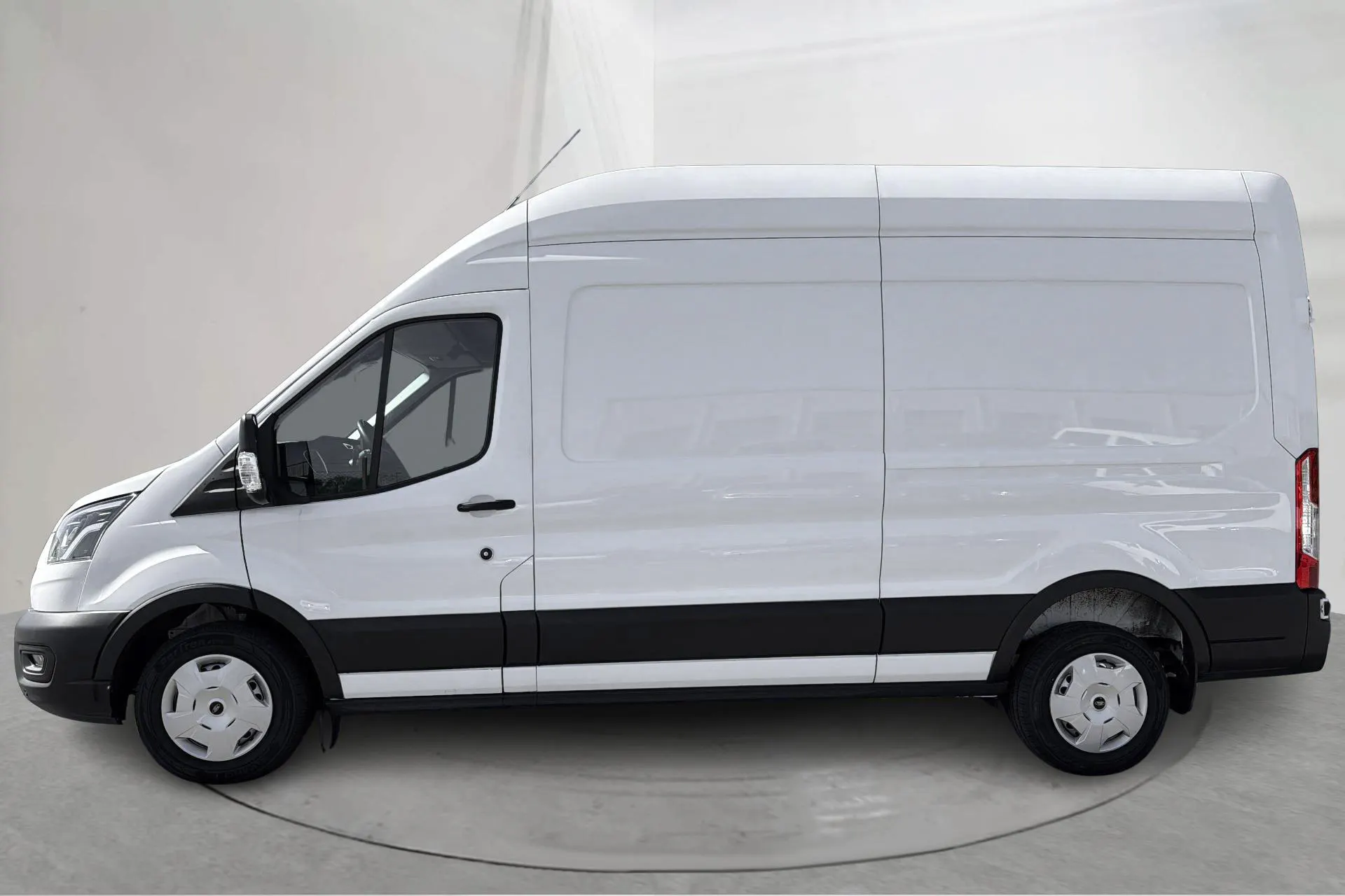 Presentation photo 2 of 18: Ford Transit 350 2.0 TDCi 2WD Skåp (170hk) - 27 970 km - Automatic - white - 2025