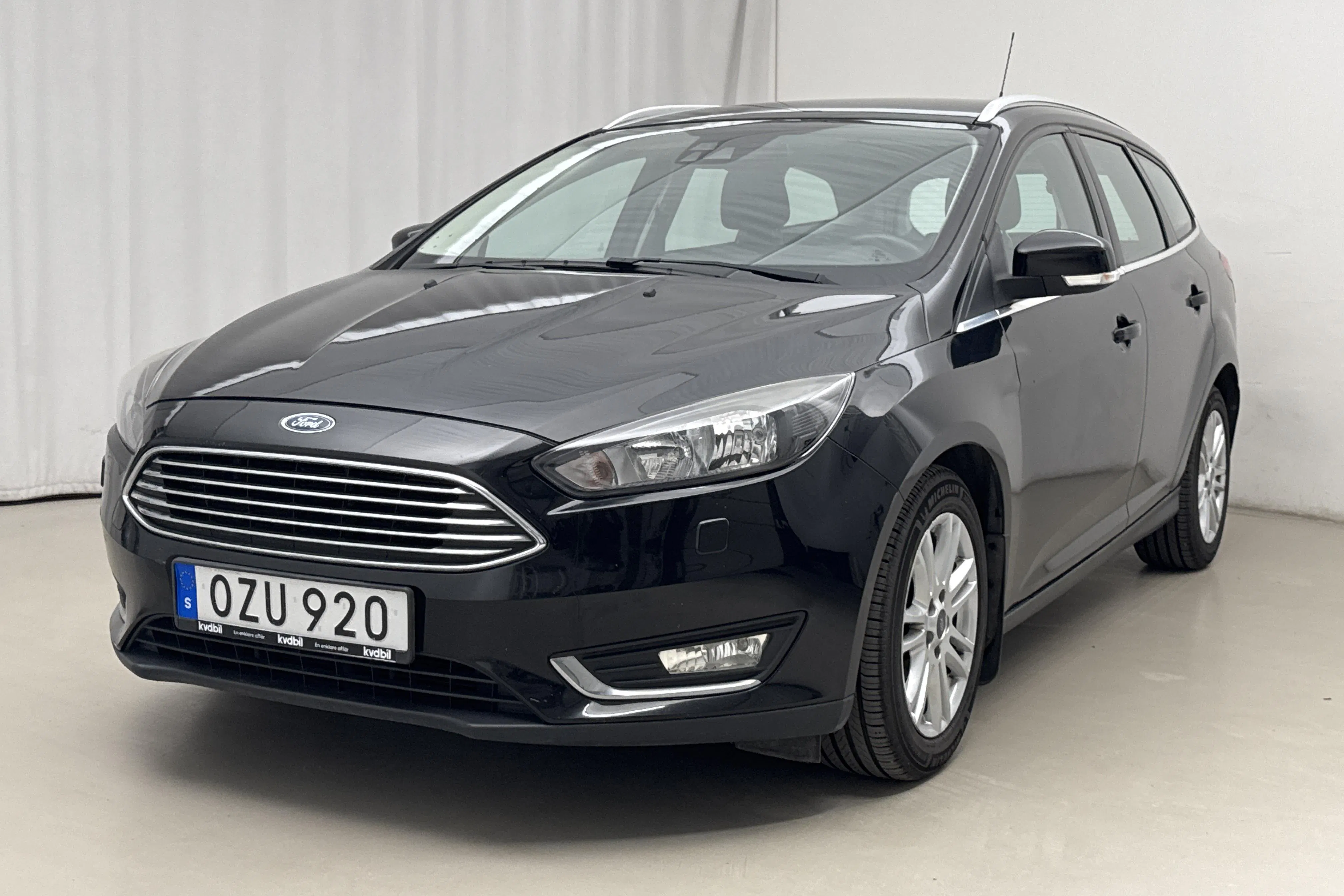 Presentationsfoto 1 av 16: Ford Focus 1.0 EcoBoost Kombi (100hk) - 13 117 mil - Manuell - svart - 2016