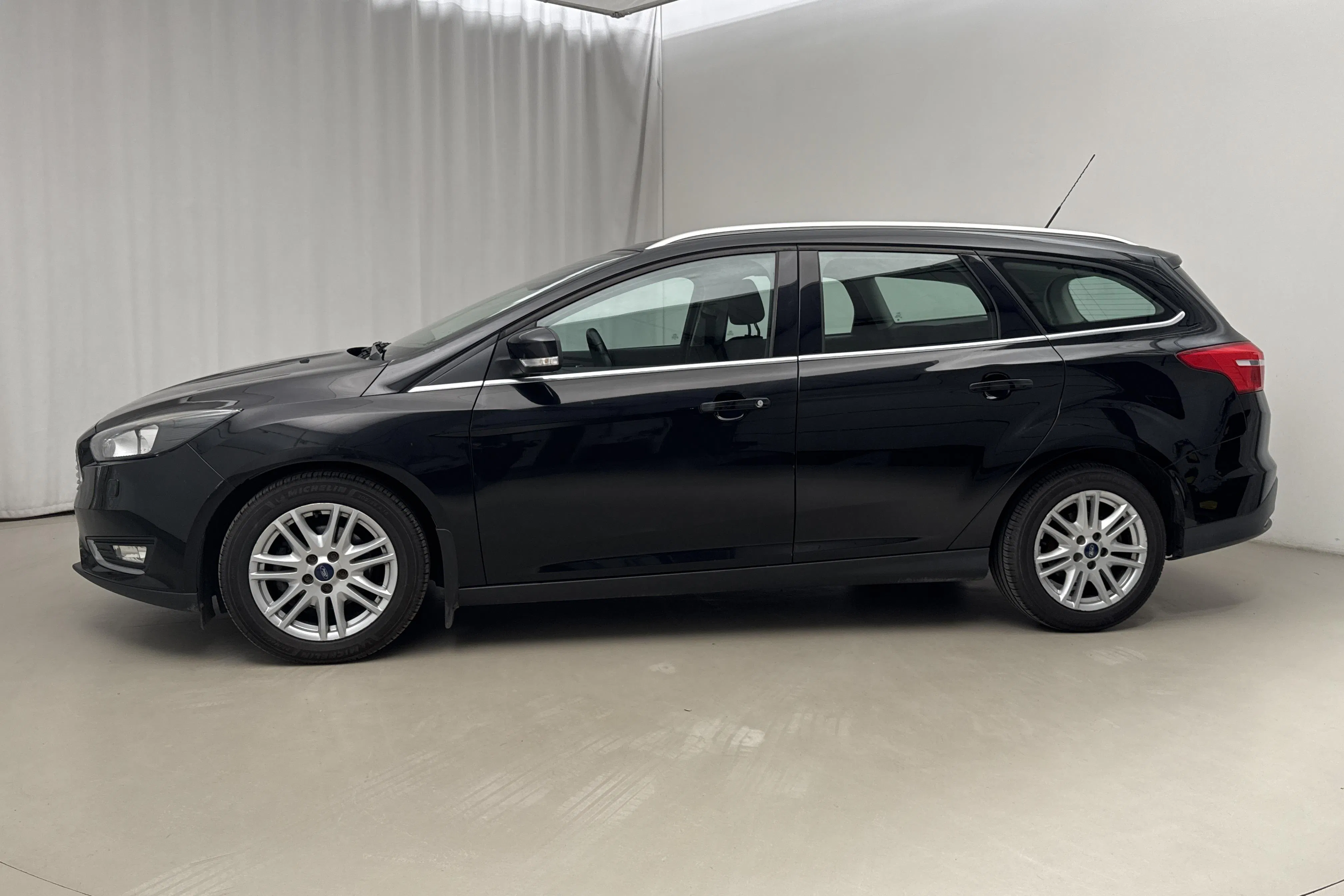 Presentationsfoto 2 av 16: Ford Focus 1.0 EcoBoost Kombi (100hk) - 13 117 mil - Manuell - svart - 2016