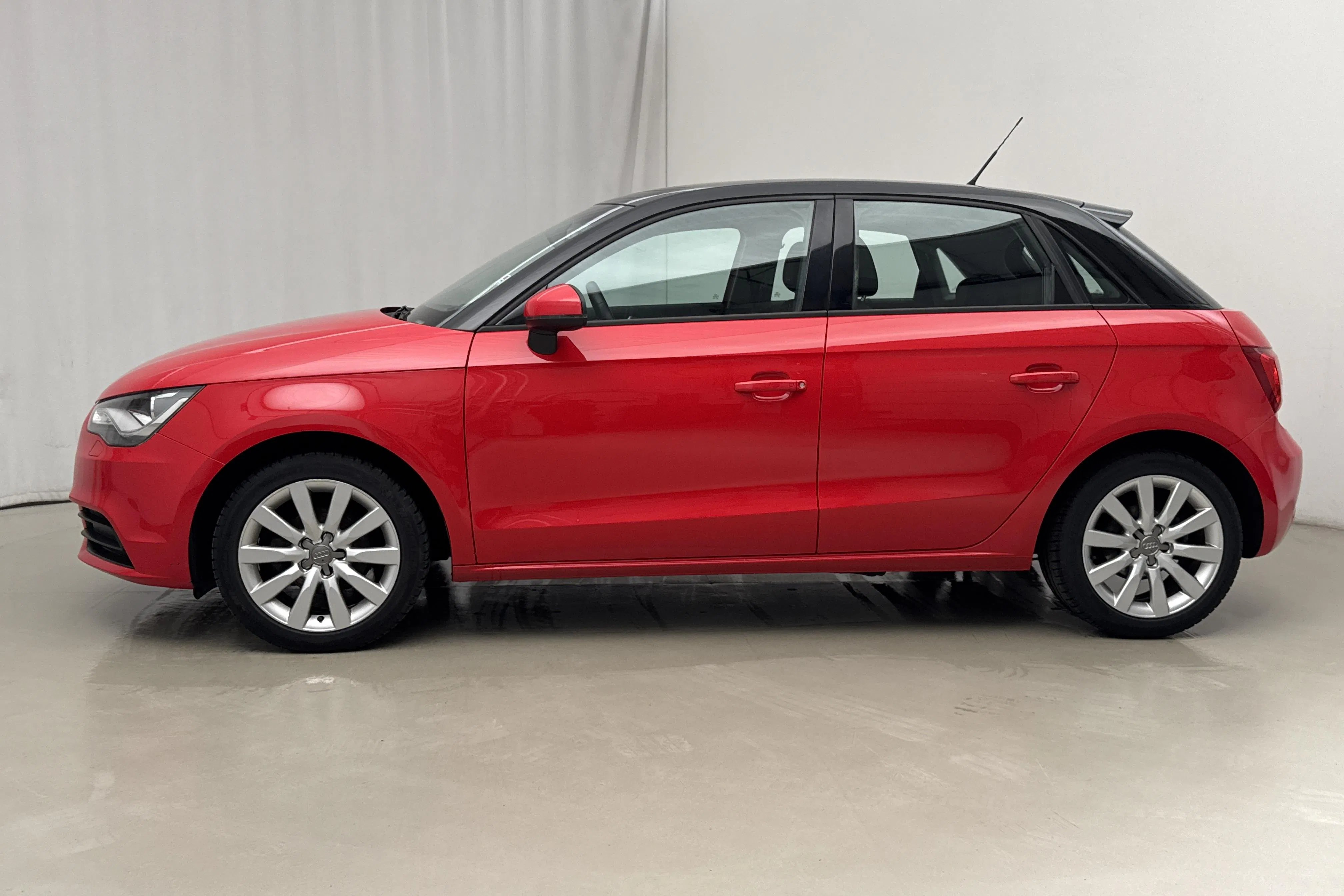 Presentationsfoto 2 av 15: Audi A1 1.2 TFSI Sportback (86hk) - 8 876 mil - Manuell - röd - 2014