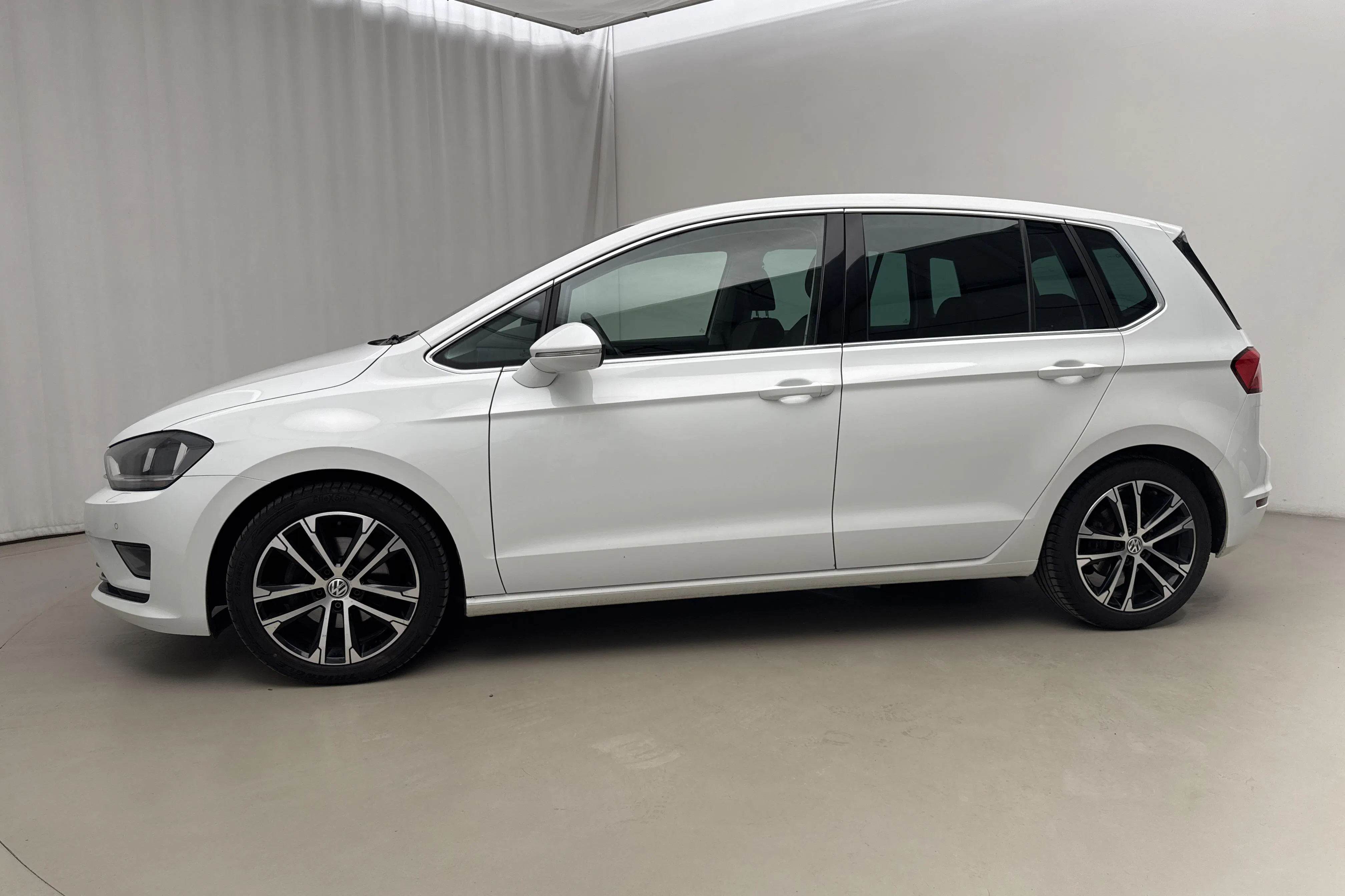 Presentationsfoto 2 av 17: VW Golf VII 1.4 TSI Sportsvan (150hk) - 10 684 mil - Automat - vit - 2015