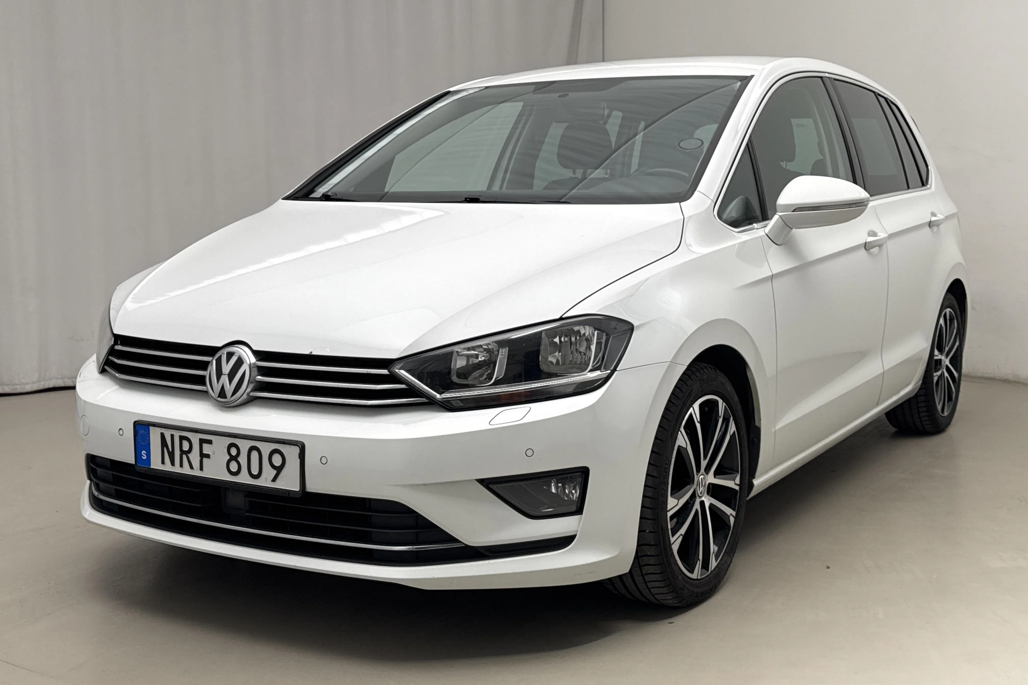 Presentationsfoto 1 av 17: VW Golf VII 1.4 TSI Sportsvan (150hk) - 10 684 mil - Automat - vit - 2015