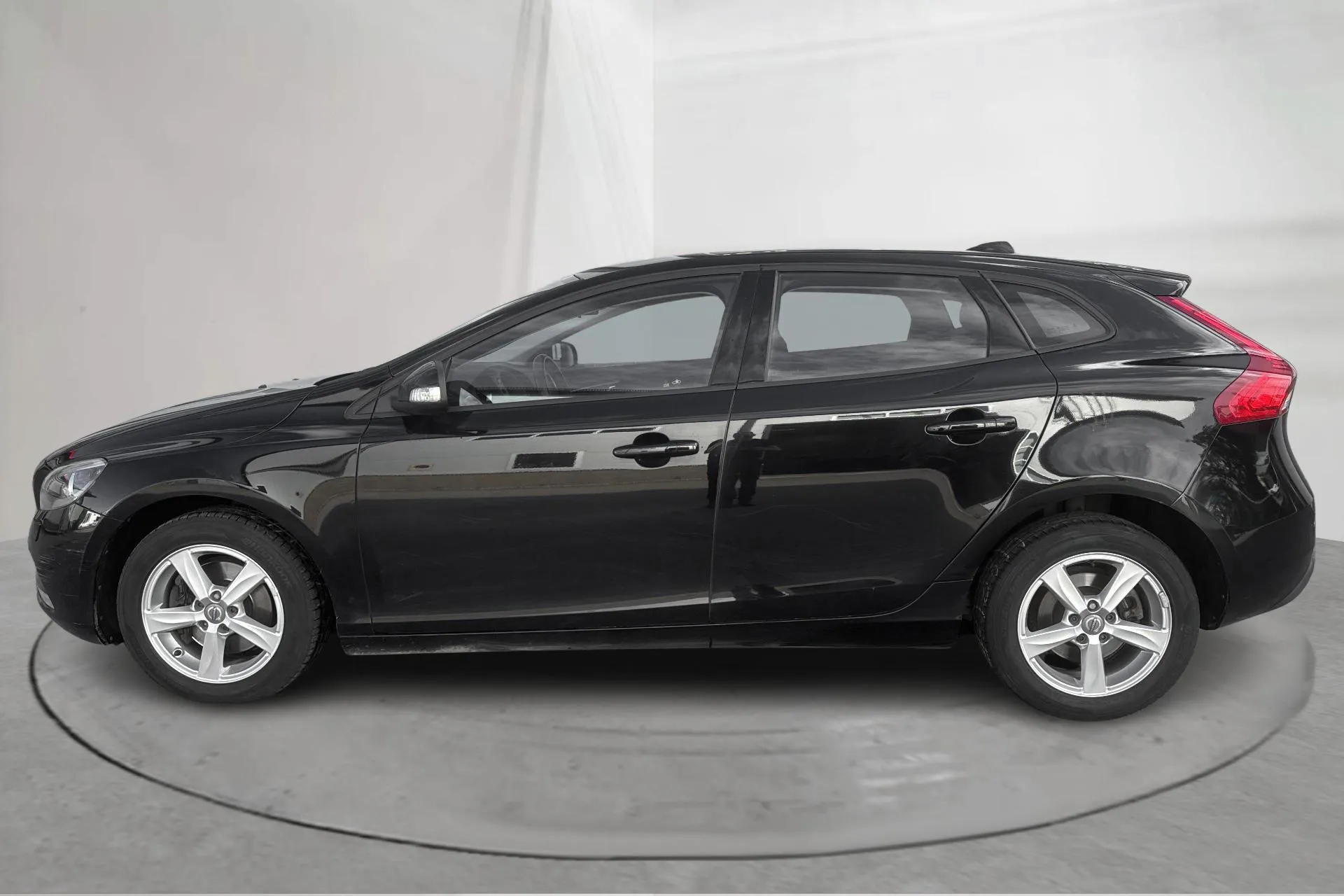 Presentationsfoto 2 av 14: Volvo V40 D2 (120hk) - 12 315 mil - Manuell - svart - 2016