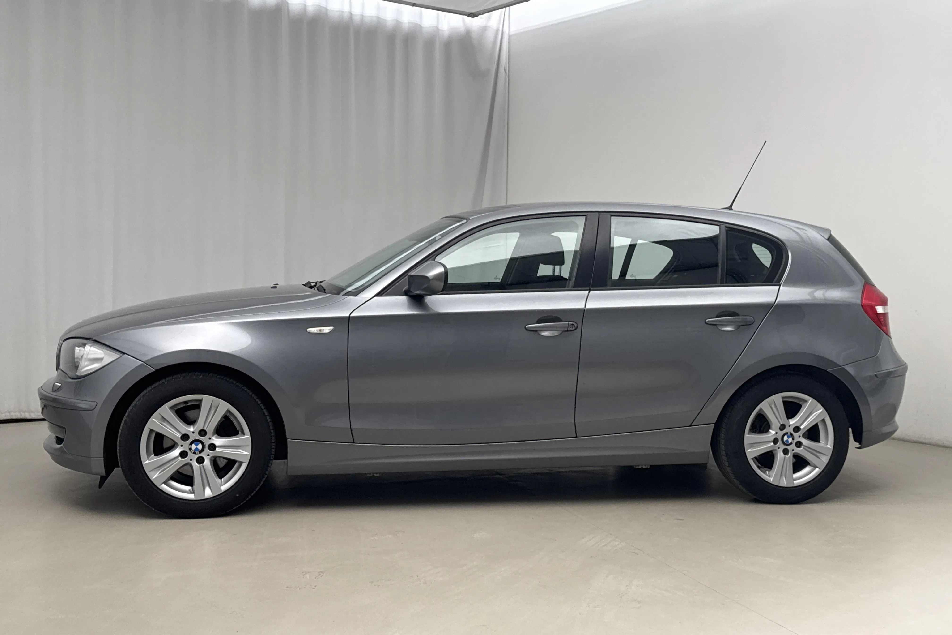 Presentationsfoto 2 av 16: BMW 118d 5dr, E87 (143hk) - 13 613 mil - Manuell - grå - 2011