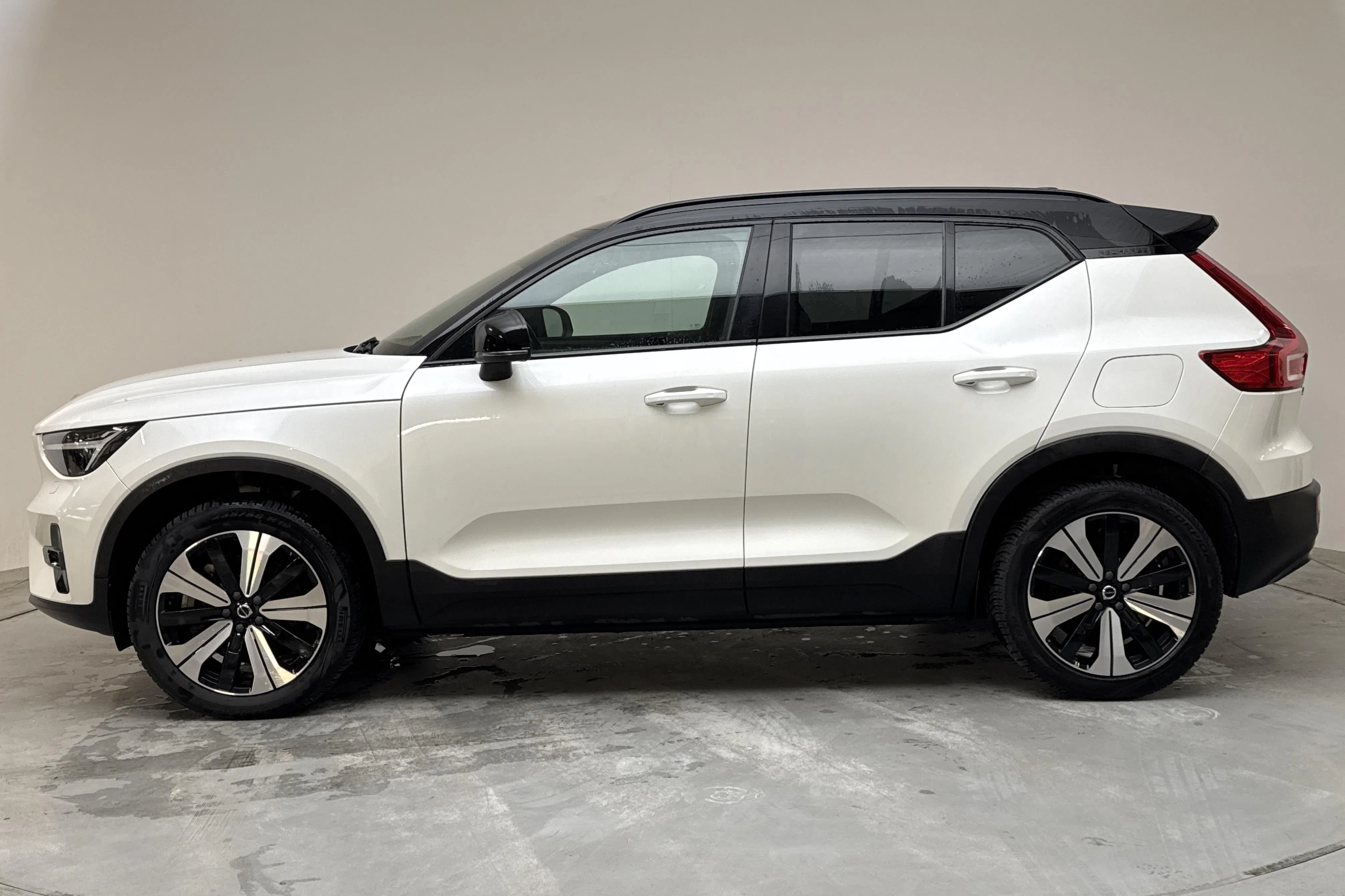 Presentation photo 2 of 17: Volvo XC40 P6 Recharge (231hk) - 111 400 km - Automatic - white - 2023