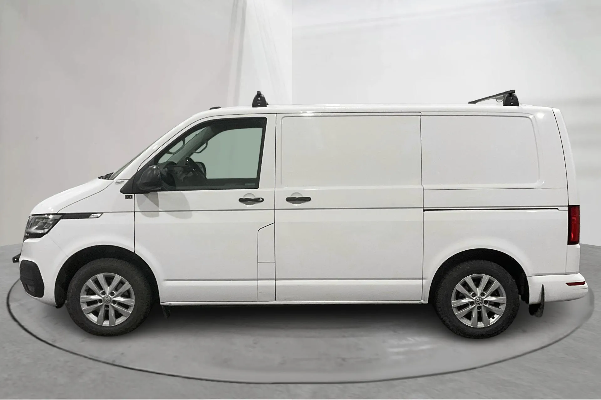 Presentationsfoto 2 av 16: VW Transporter T6 2.0 TDI BMT Skåp 4MOTION (150hk) - 11 479 mil - Automat - vit - 2020