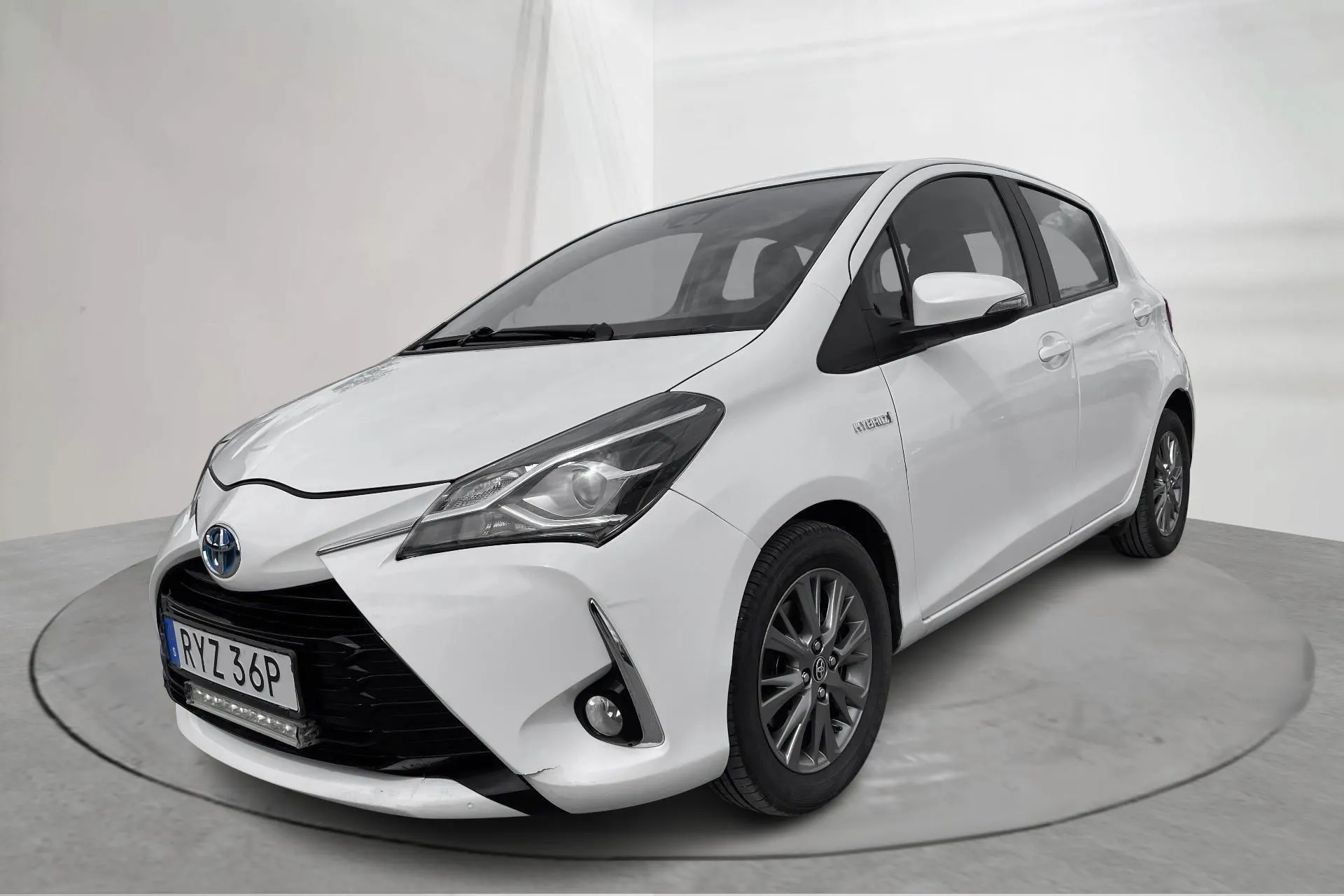 Presentationsfoto 1 av 18: Toyota Yaris 1.5 Hybrid 5dr (101hk) - 13 380 mil - Automat - vit - 2019