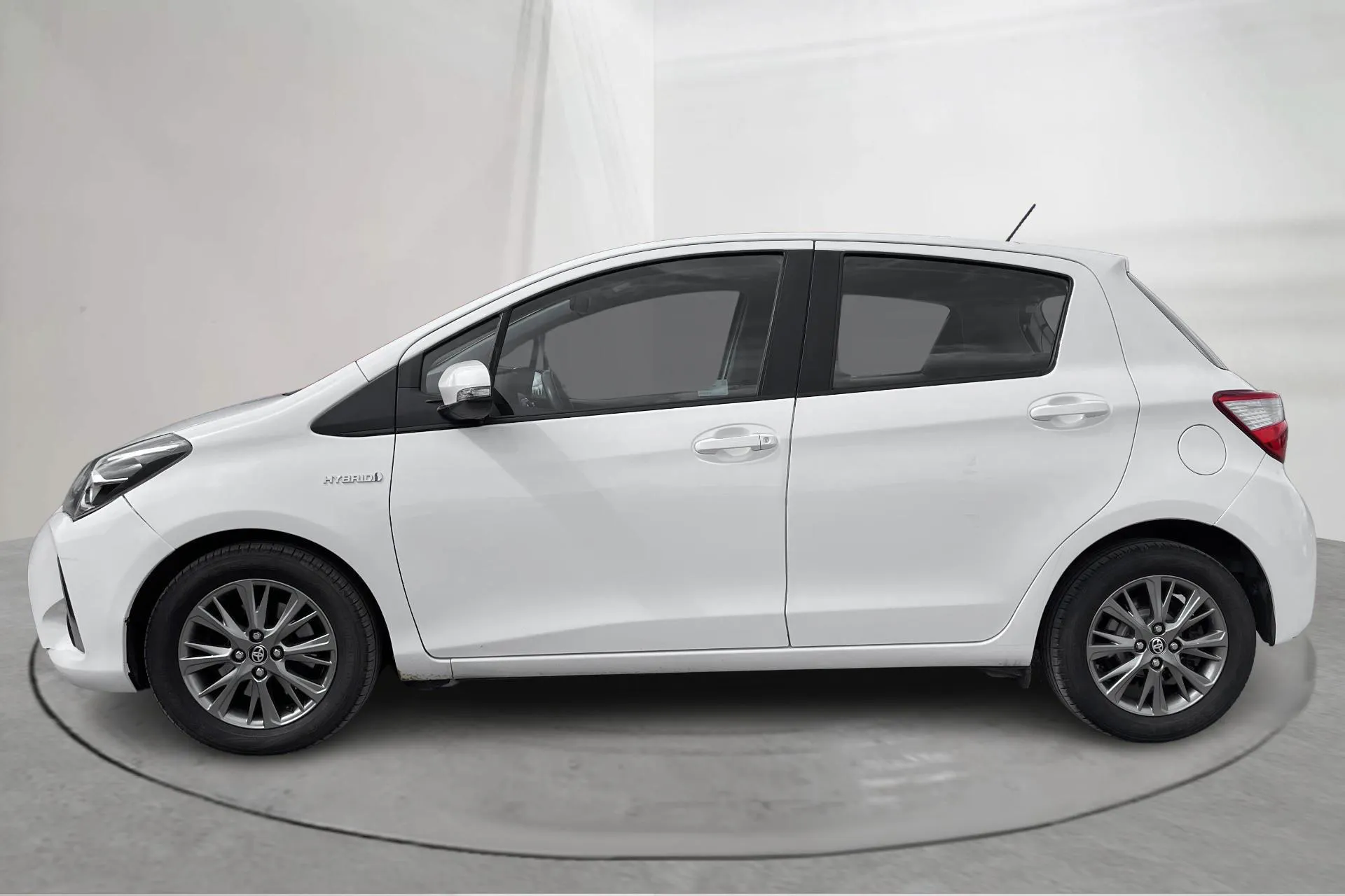 Presentationsfoto 2 av 18: Toyota Yaris 1.5 Hybrid 5dr (101hk) - 13 380 mil - Automat - vit - 2019