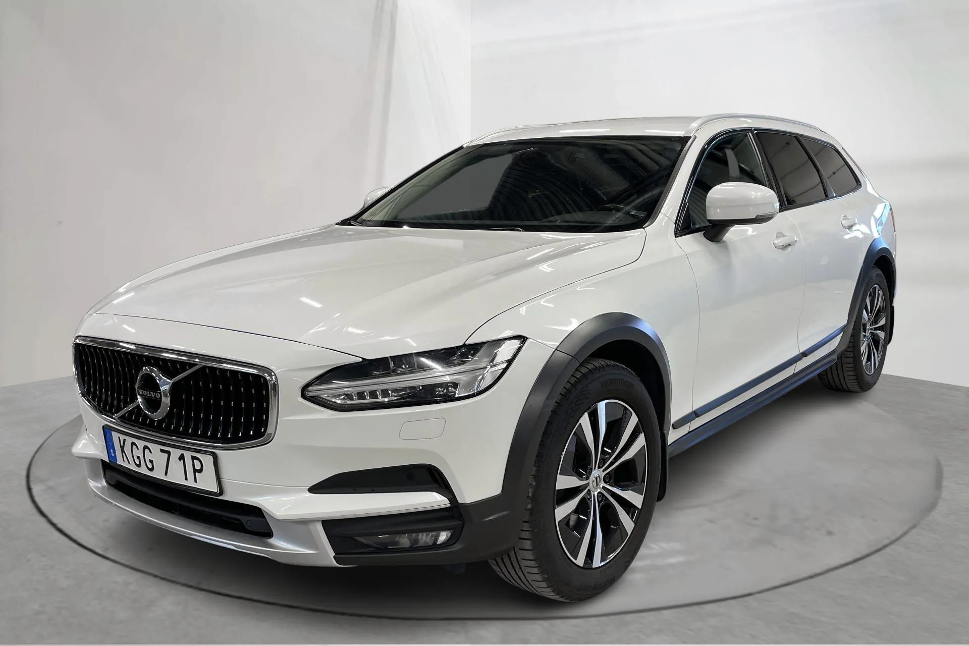 Presentation photo 1 of 20: Volvo V90 D4 Cross Country AWD (190hk) - 274 960 km - Automatic - white - 2020