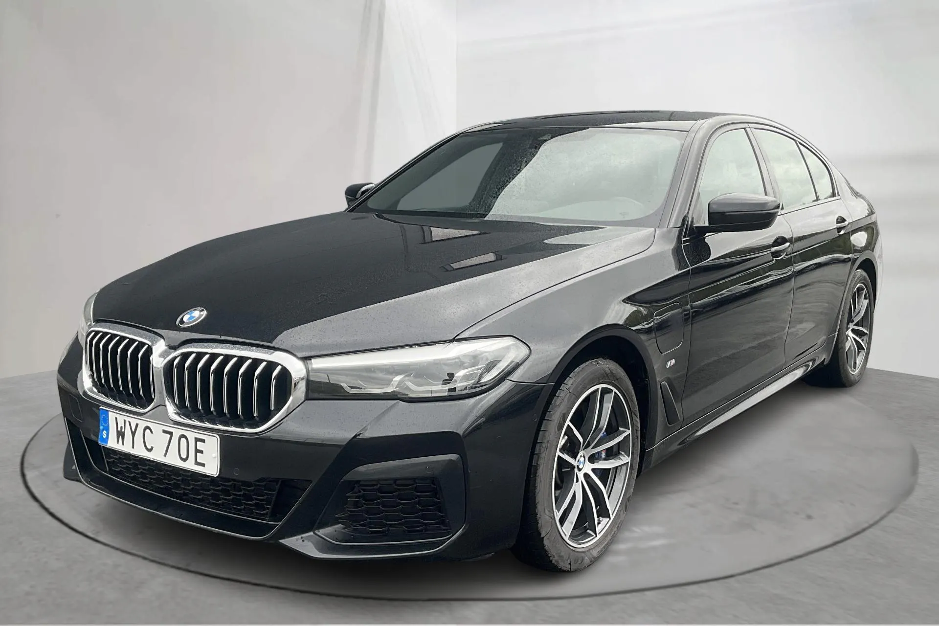 Presentationsfoto 1 av 21: BMW 530e xDrive Sedan, G30 12kWh LCI (292hk) - 8 172 mil - Automat - svart - 2021