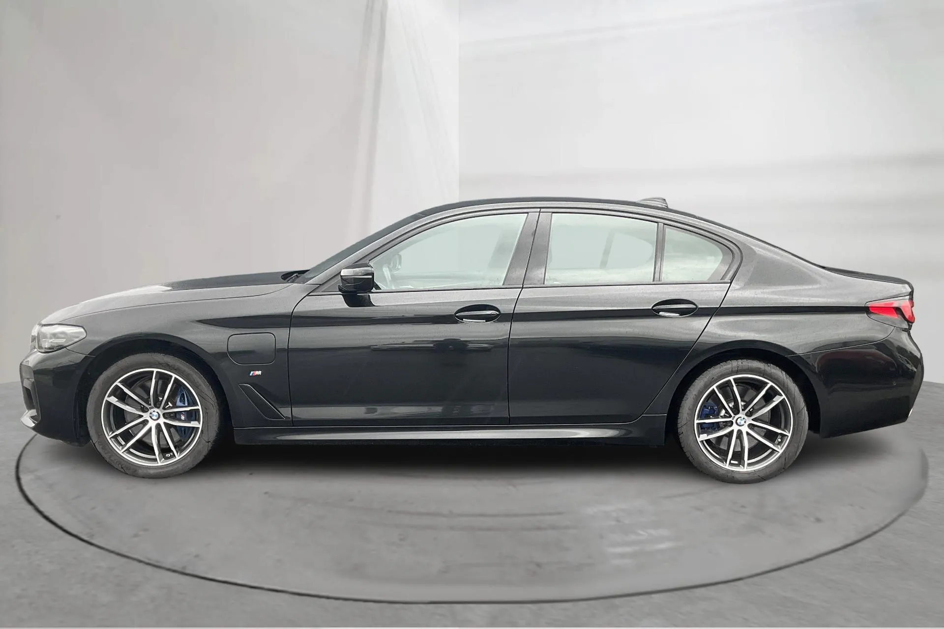 Presentationsfoto 2 av 21: BMW 530e xDrive Sedan, G30 12kWh LCI (292hk) - 8 172 mil - Automat - svart - 2021