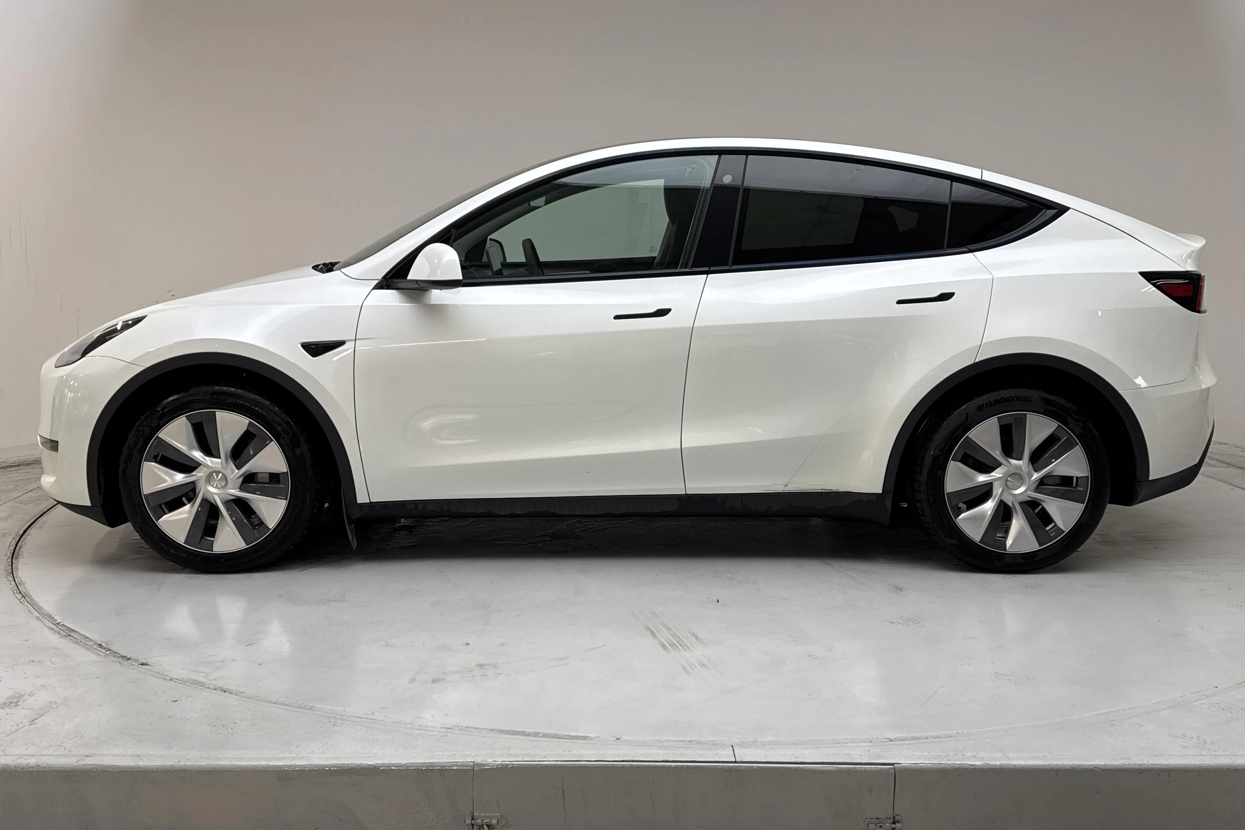 Presentationsfoto 2 av 20: Tesla Model Y Long Range Dual Motor AWD - 3 672 mil - Automat - vit - 2024