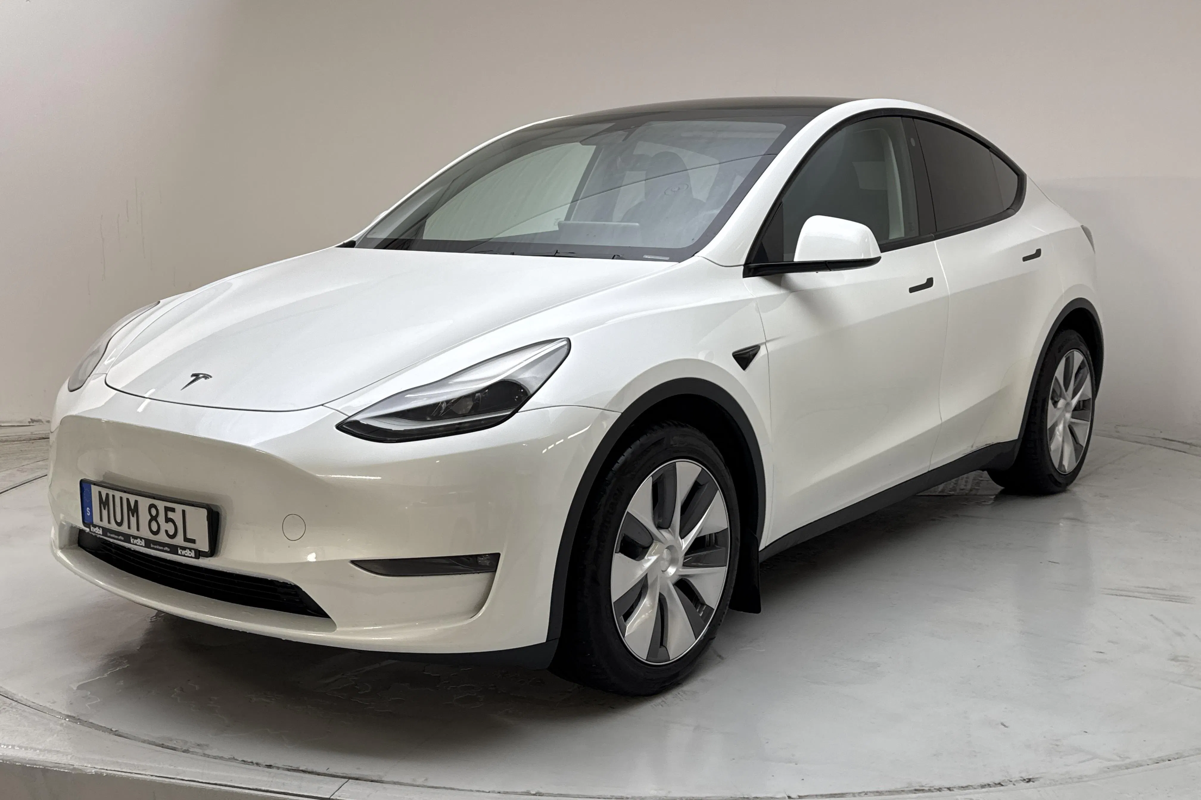 Presentationsfoto 1 av 20: Tesla Model Y Long Range Dual Motor AWD - 3 672 mil - Automat - vit - 2024