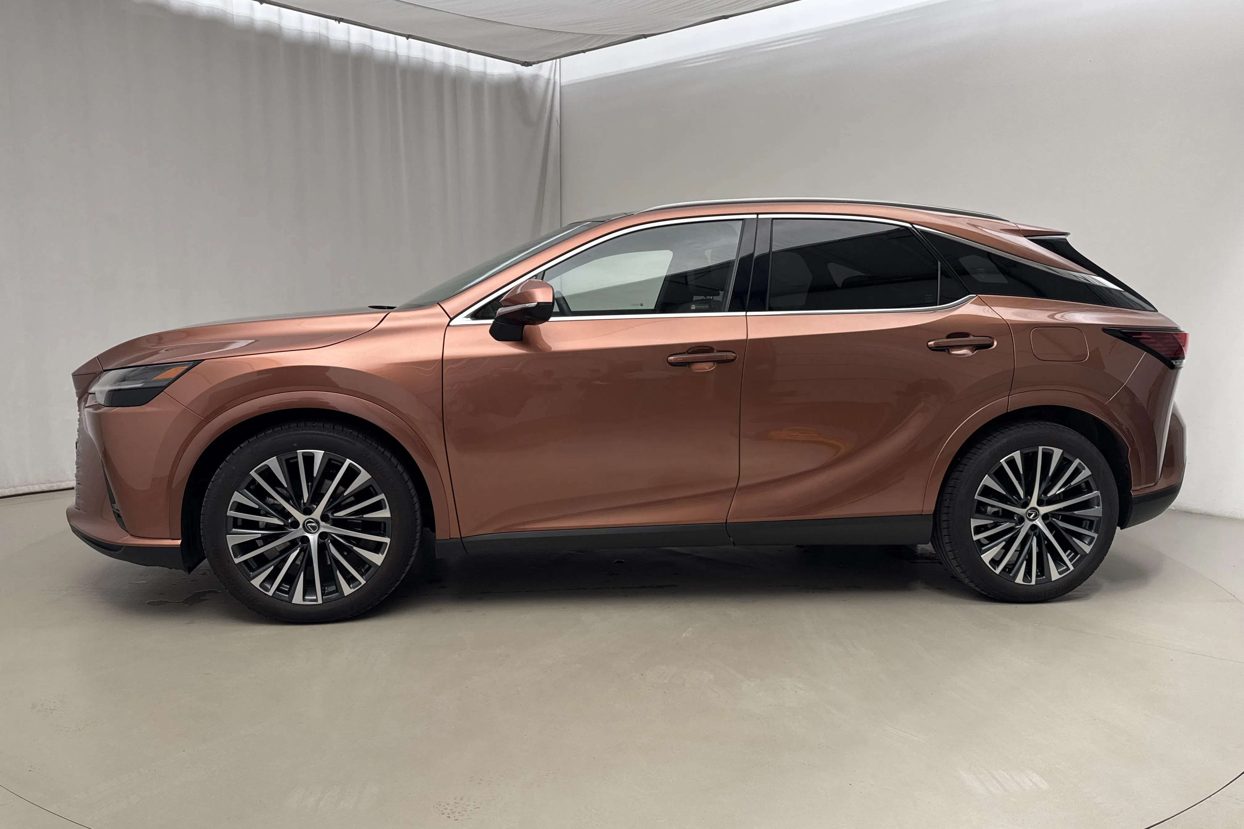 Presentationsfoto 2 av 22: Lexus RX 450h+ AWD (309hk) - 1 170 mil - Automat - brun - 2024