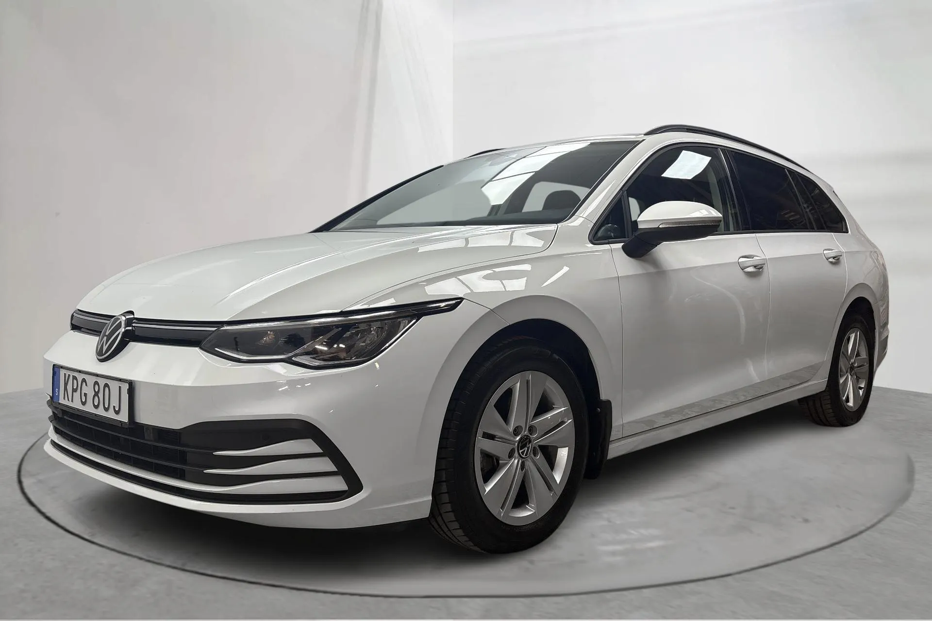 Presentationsfoto 1 av 15: VW Golf VIII 1.5 TGI Sportscombi (130hk) - 3 417 mil - Automat - vit - 2023