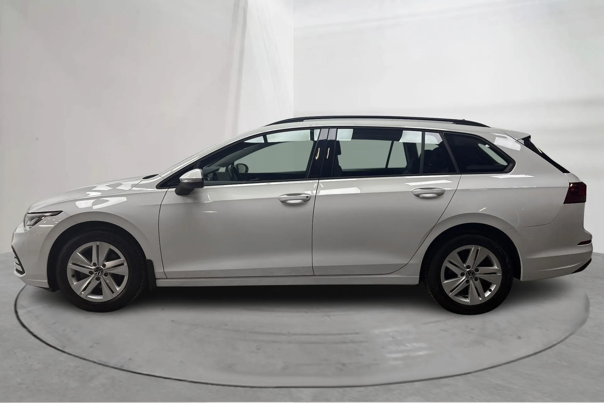 Presentationsfoto 2 av 15: VW Golf VIII 1.5 TGI Sportscombi (130hk) - 3 417 mil - Automat - vit - 2023