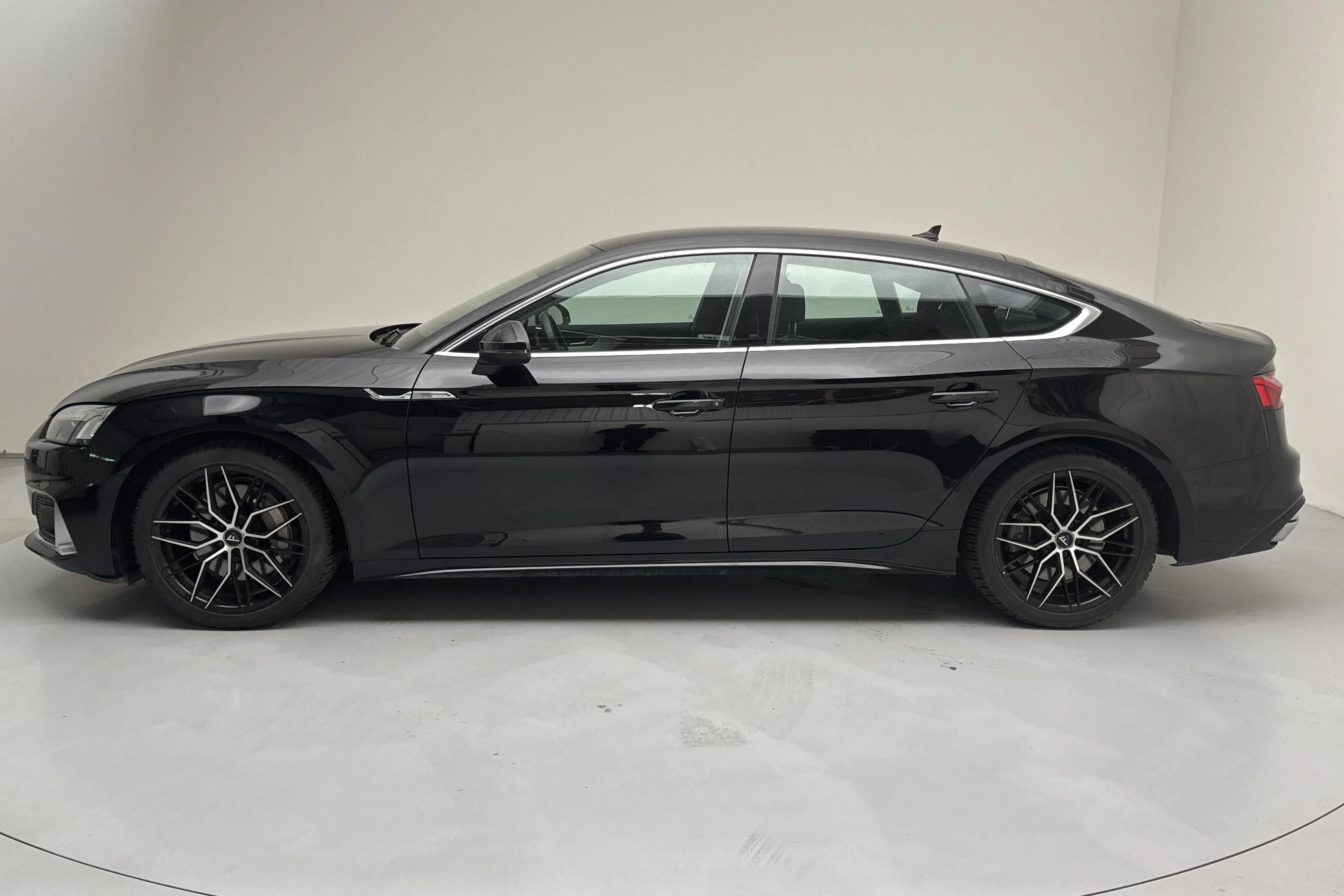 Presentationsfoto 2 av 13: Audi A5 Sportback 45 TFSI quattro (265hk) - 11 723 mil - Automat - svart - 2022