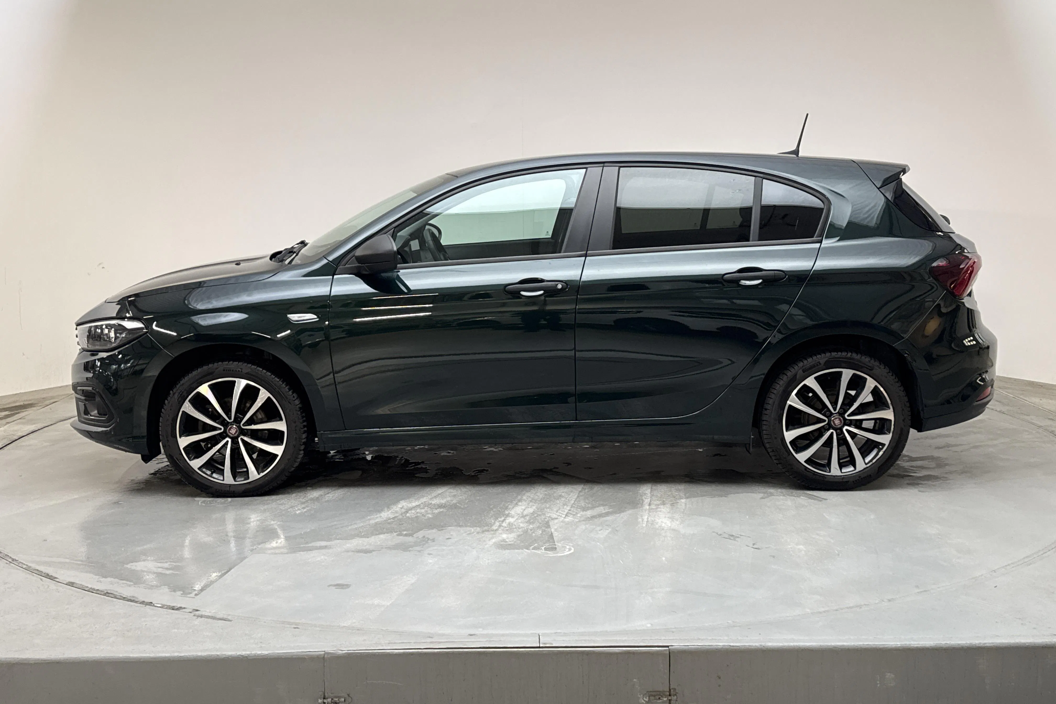 Presentationsfoto 2 av 12: Fiat Tipo 1.0 5dr (100hk) - 5 142 mil - Manuell - grön - 2021
