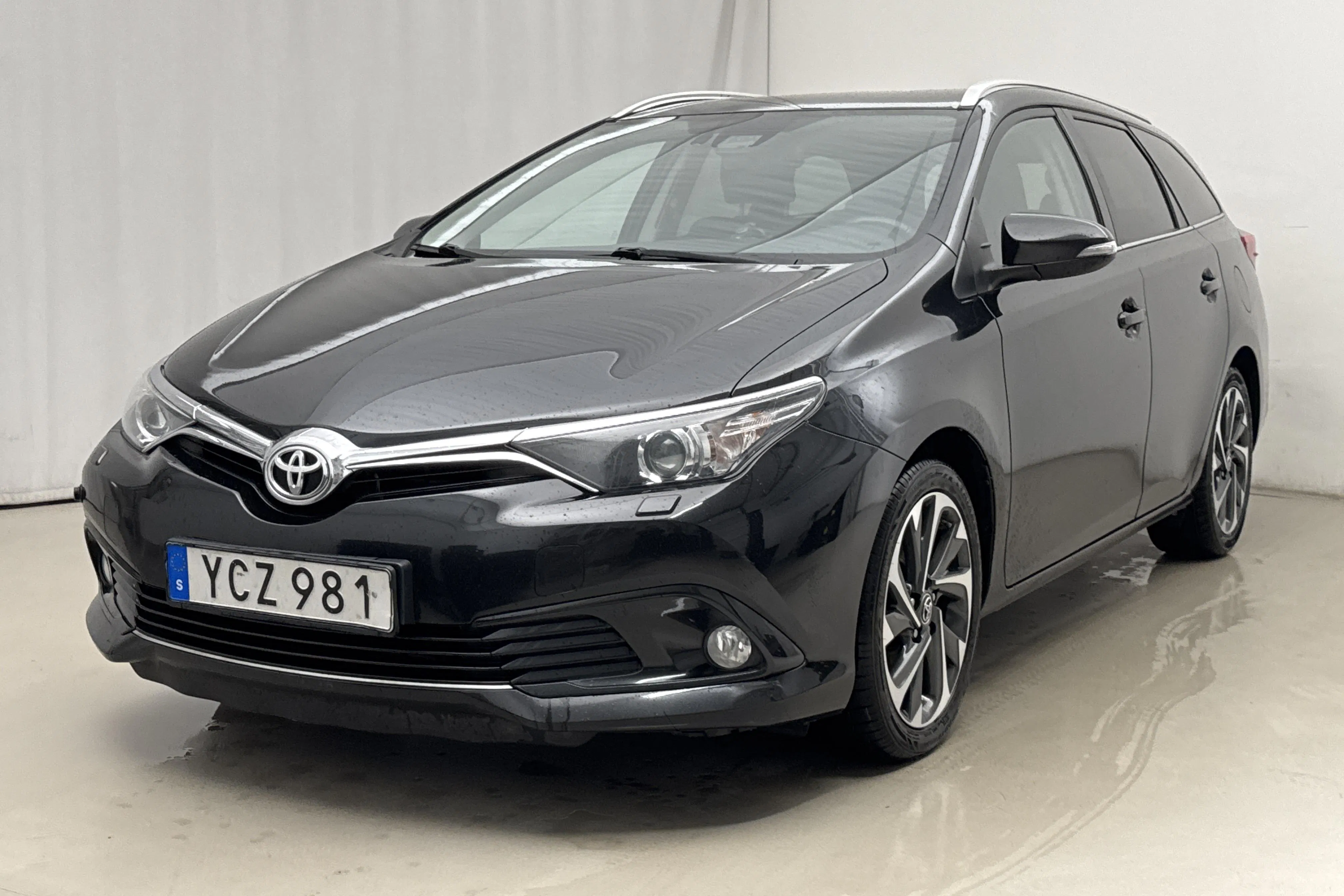 Presentationsfoto 1 av 17: Toyota Auris 1.2T Touring Sports (116hk) - 15 127 mil - Automat - svart - 2016