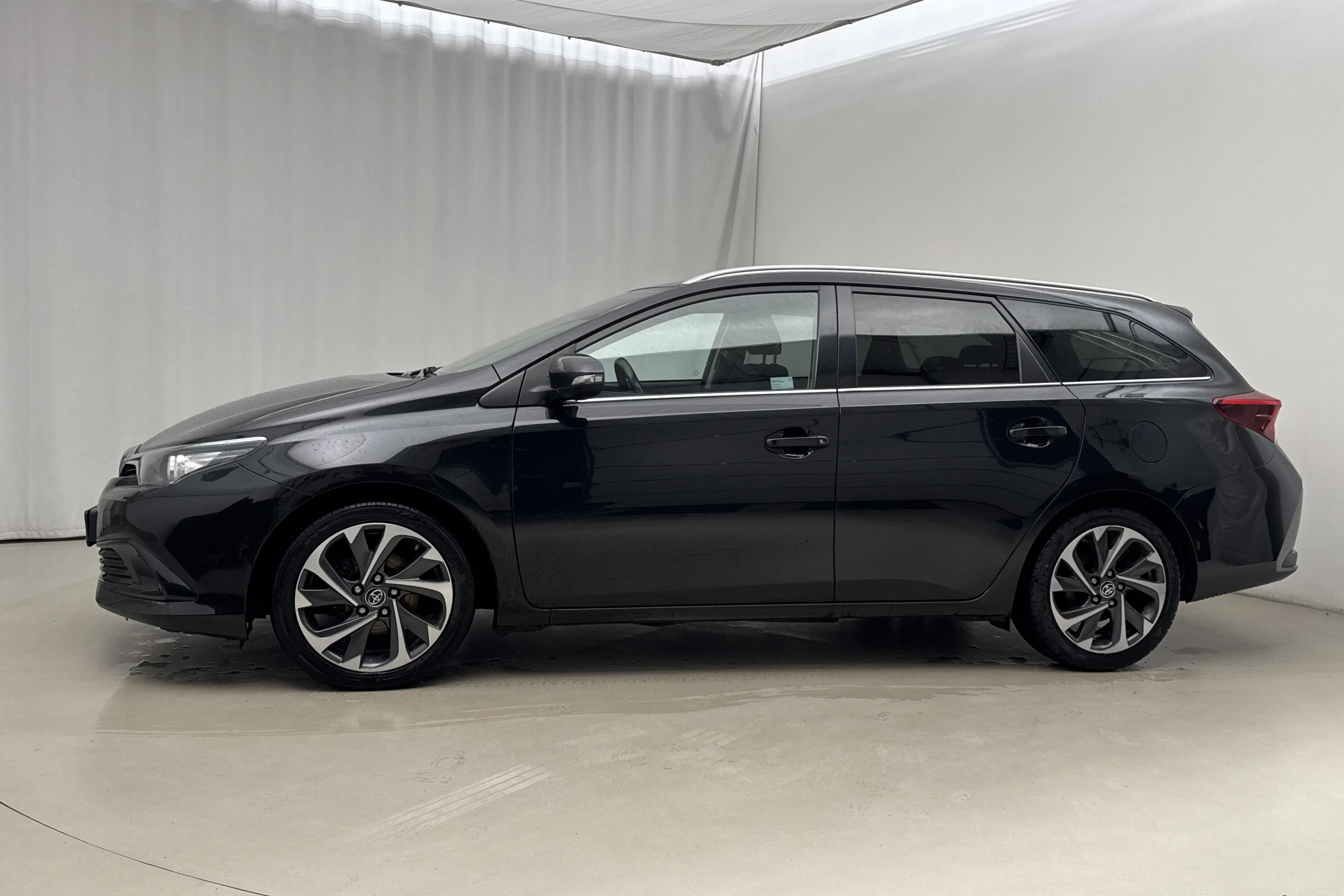 Presentationsfoto 2 av 17: Toyota Auris 1.2T Touring Sports (116hk) - 15 127 mil - Automat - svart - 2016