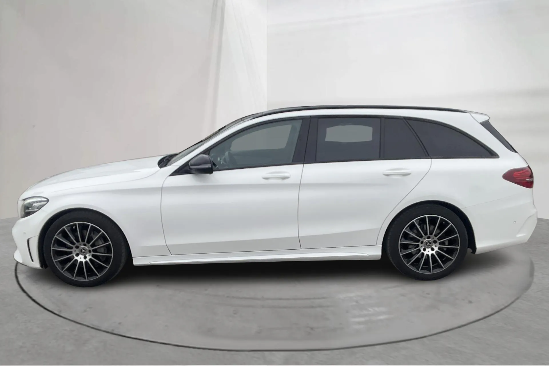 Presentationsfoto 2 av 17: Mercedes C 200 d Kombi S205 (160hk) - 18 079 mil - Automat - vit - 2019