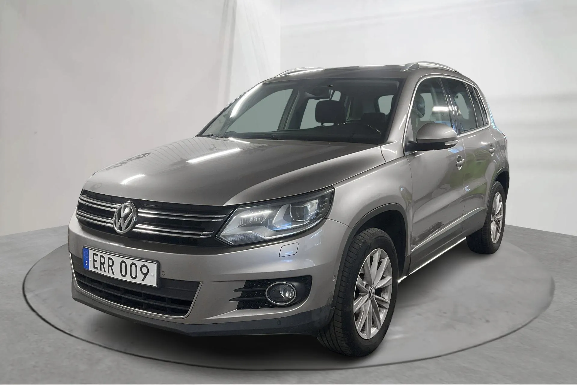 Presentationsfoto 1 av 15: VW Tiguan 2.0 TDI 4MOTION BlueMotion Technology (177hk) - 19 569 mil - Automat - Light Brown - 2015