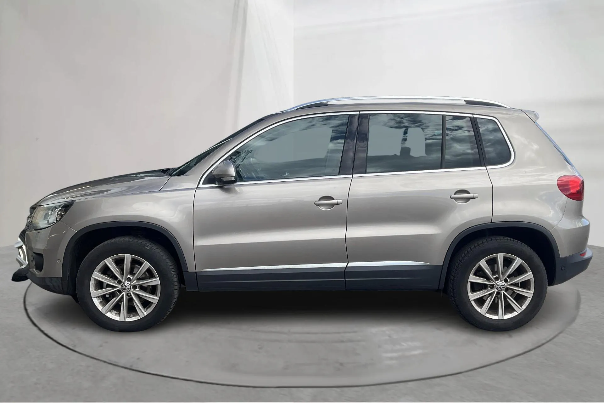 Presentationsfoto 2 av 15: VW Tiguan 2.0 TDI 4MOTION BlueMotion Technology (177hk) - 19 569 mil - Automat - Light Brown - 2015
