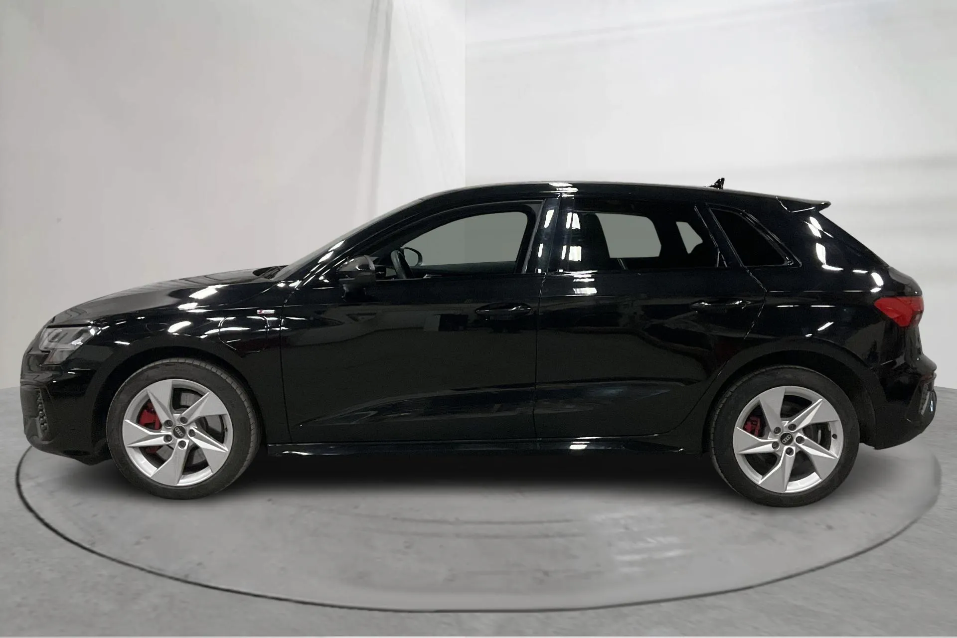 Presentationsfoto 2 av 18: Audi A3 Sportback 45 TFSI e (245hk) - 3 435 mil - Automat - svart - 2022