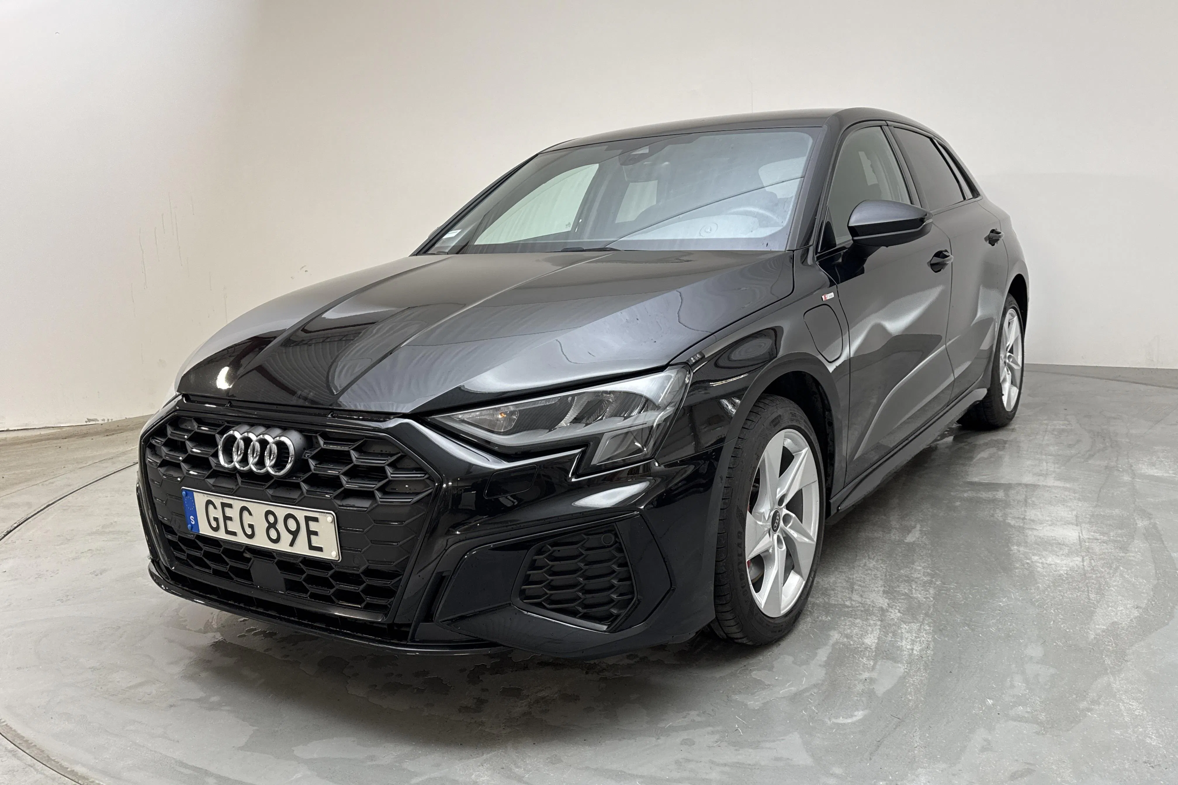 Presentationsfoto 1 av 16: Audi A3 Sportback 45 TFSI e (245hk) - 2 376 mil - Automat - svart - 2022