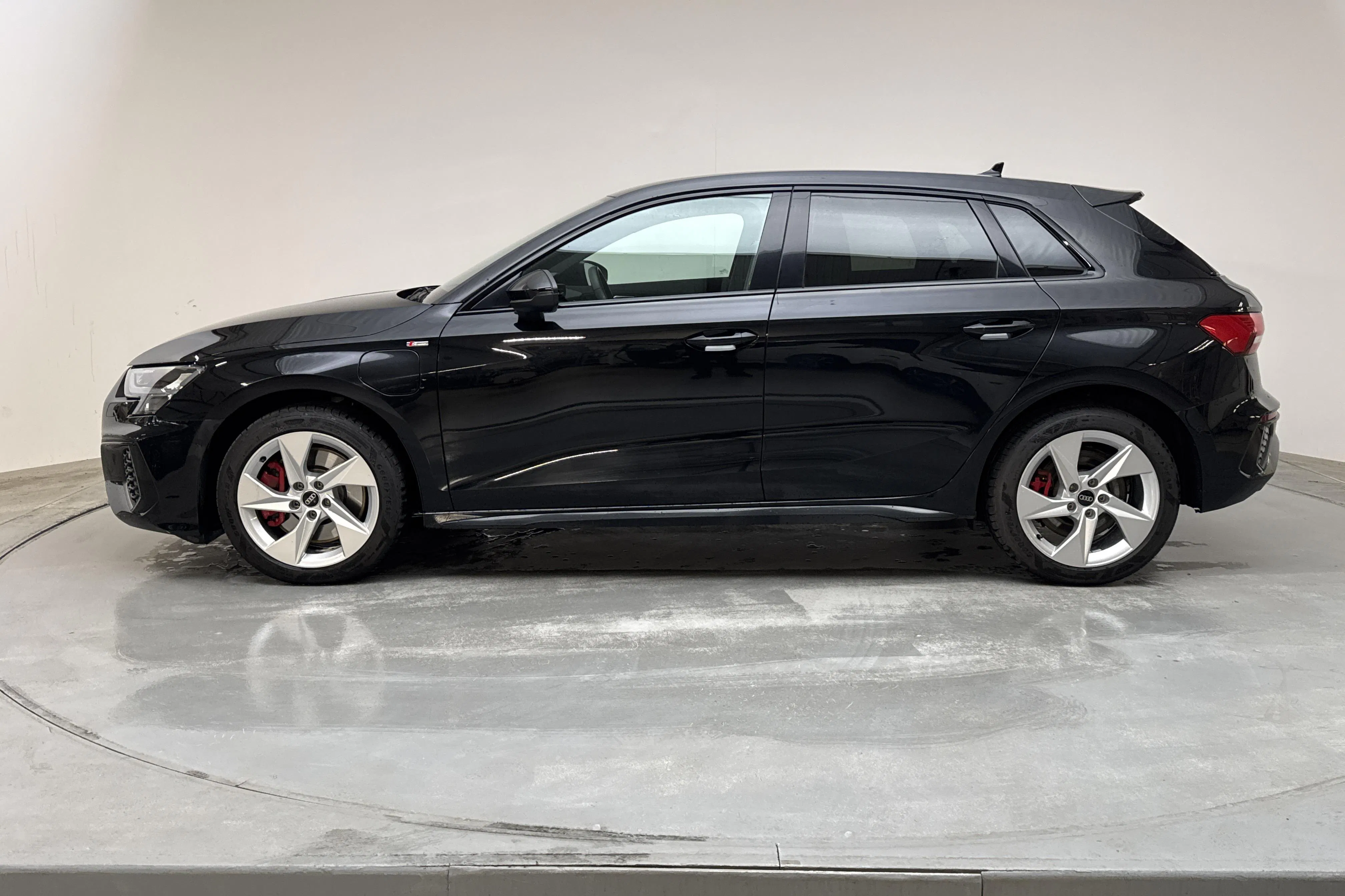 Presentationsfoto 2 av 16: Audi A3 Sportback 45 TFSI e (245hk) - 2 376 mil - Automat - svart - 2022