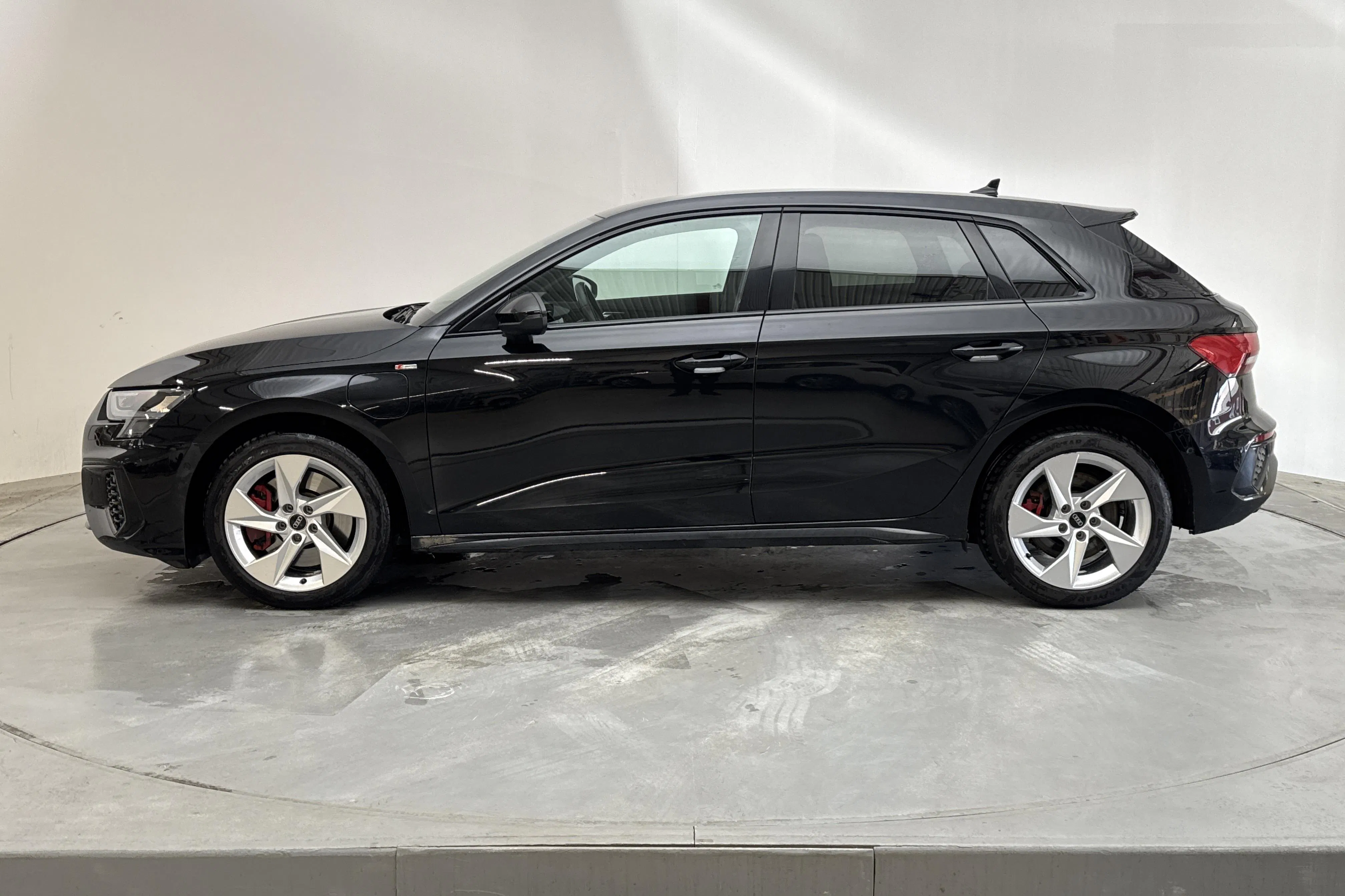 Presentationsfoto 2 av 17: Audi A3 Sportback 45 TFSI e (245hk) - 3 128 mil - Automat - svart - 2022