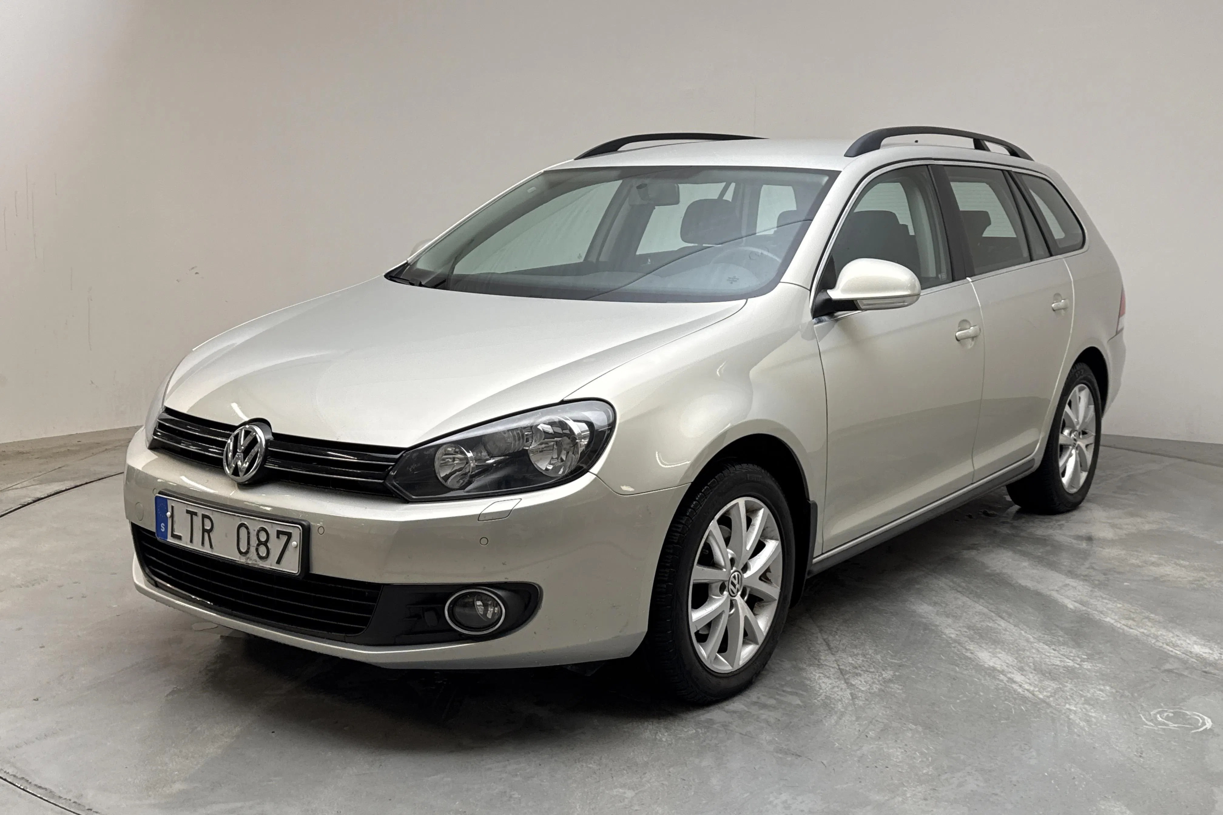 Presentationsfoto 1 av 12: VW Golf VI 1.6 MultiFuel E85 Variant (102hk) - 8 479 mil - Manuell - Light Brown - 2011