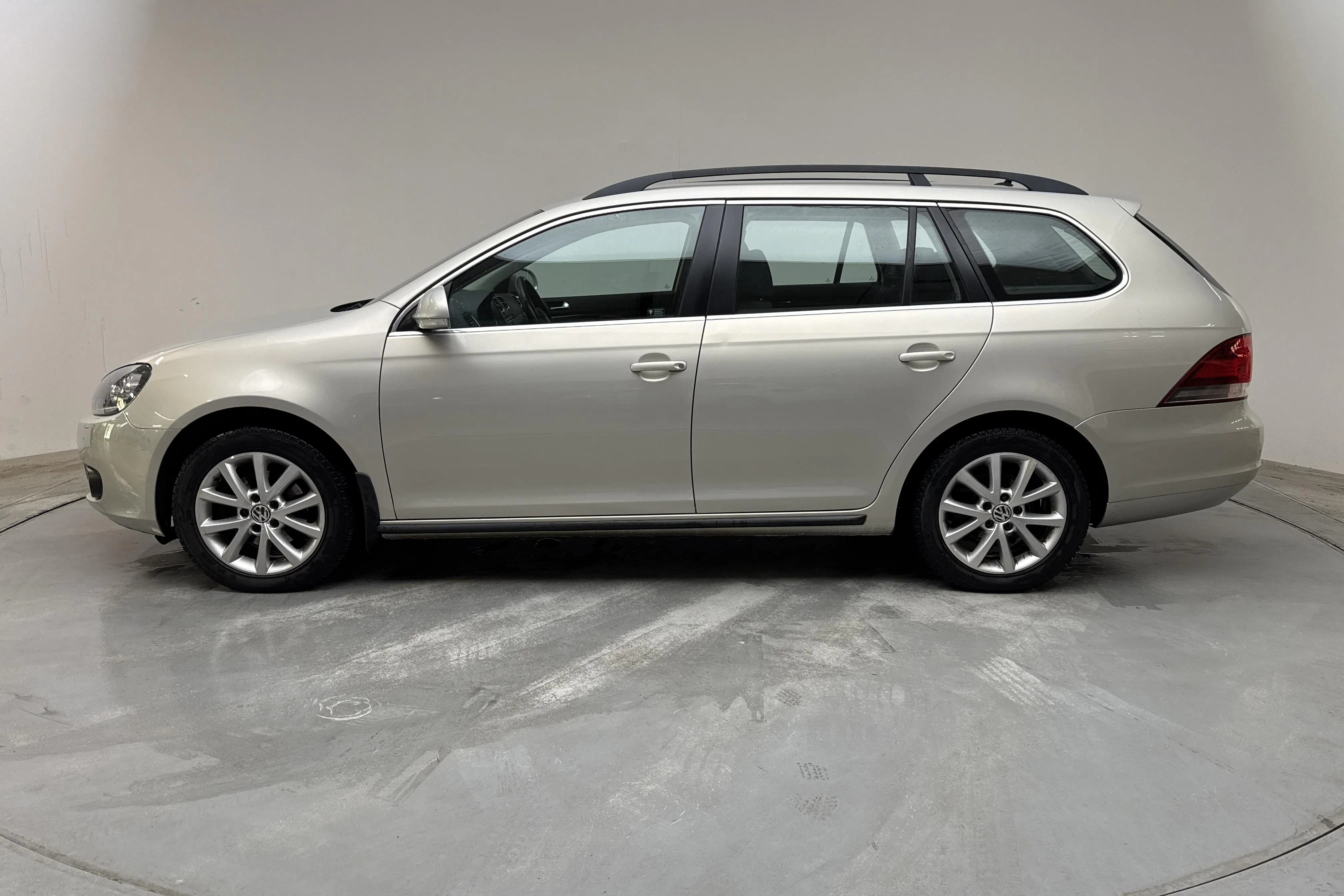 Presentationsfoto 2 av 12: VW Golf VI 1.6 MultiFuel E85 Variant (102hk) - 8 479 mil - Manuell - Light Brown - 2011