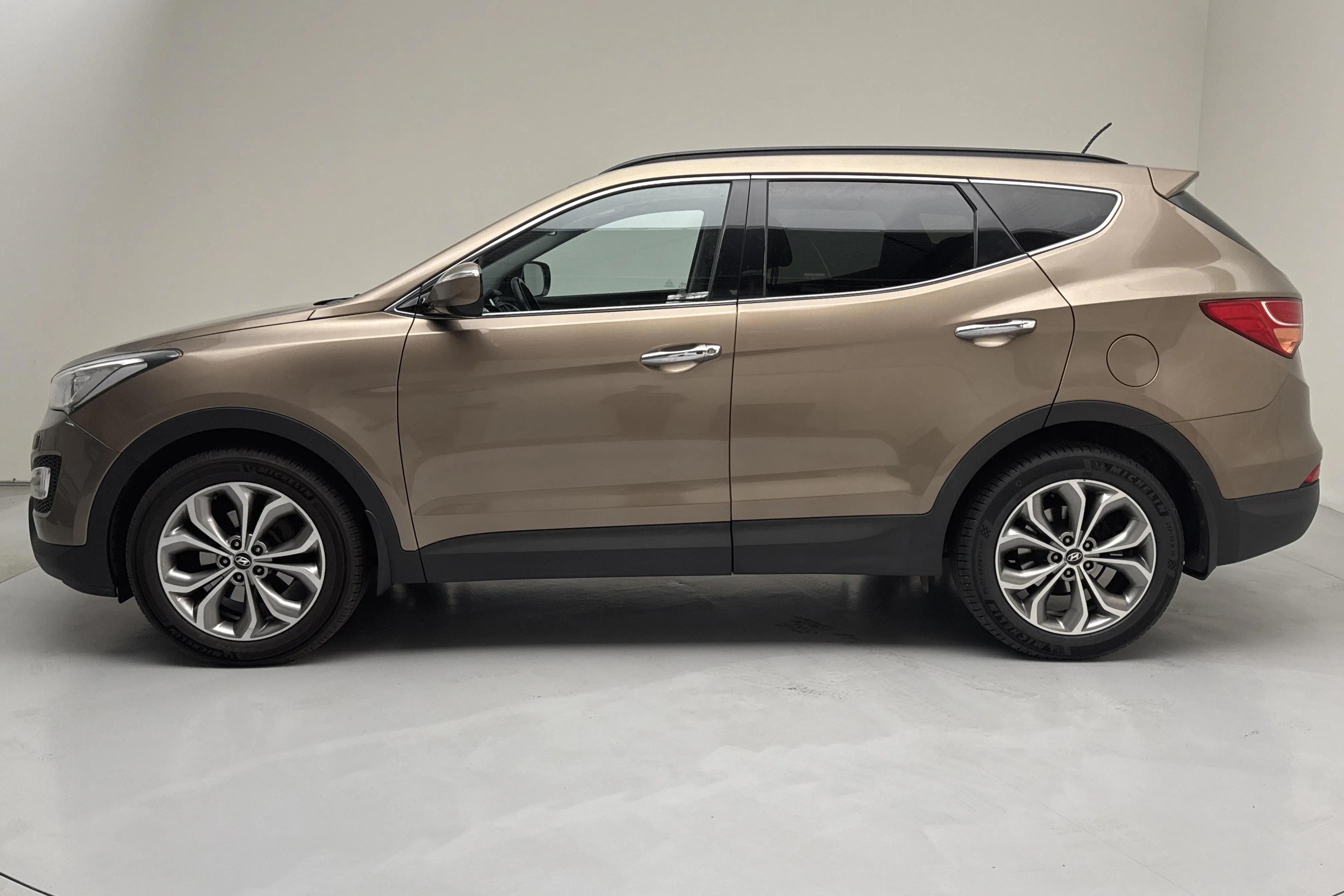 Presentationsfoto 2 av 15: Hyundai Santa Fé 2.2 CRDi-R 4WD (197hk) - 16 600 mil - Automat - Light Brown - 2013