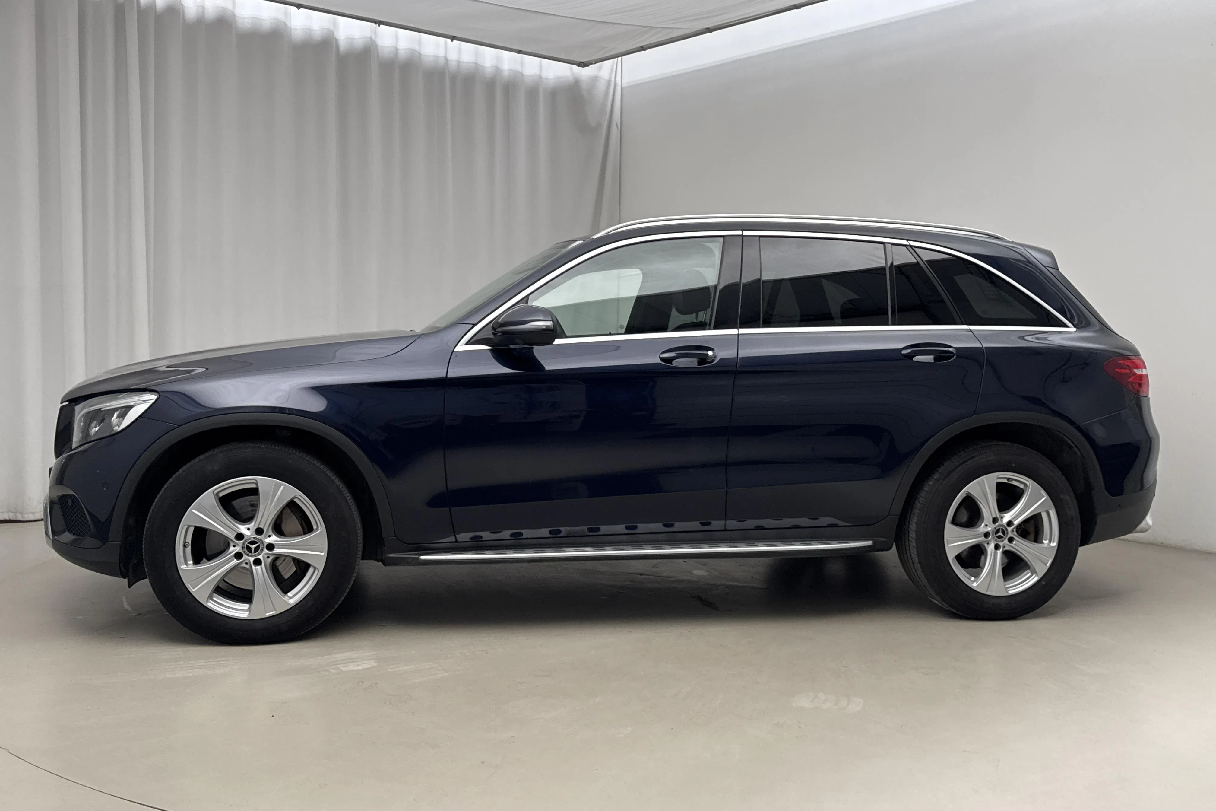 Presentationsfoto 2 av 21: Mercedes GLC 250 d 4MATIC X253 (204hk) - 20 267 mil - Automat - Dark Blue - 2017