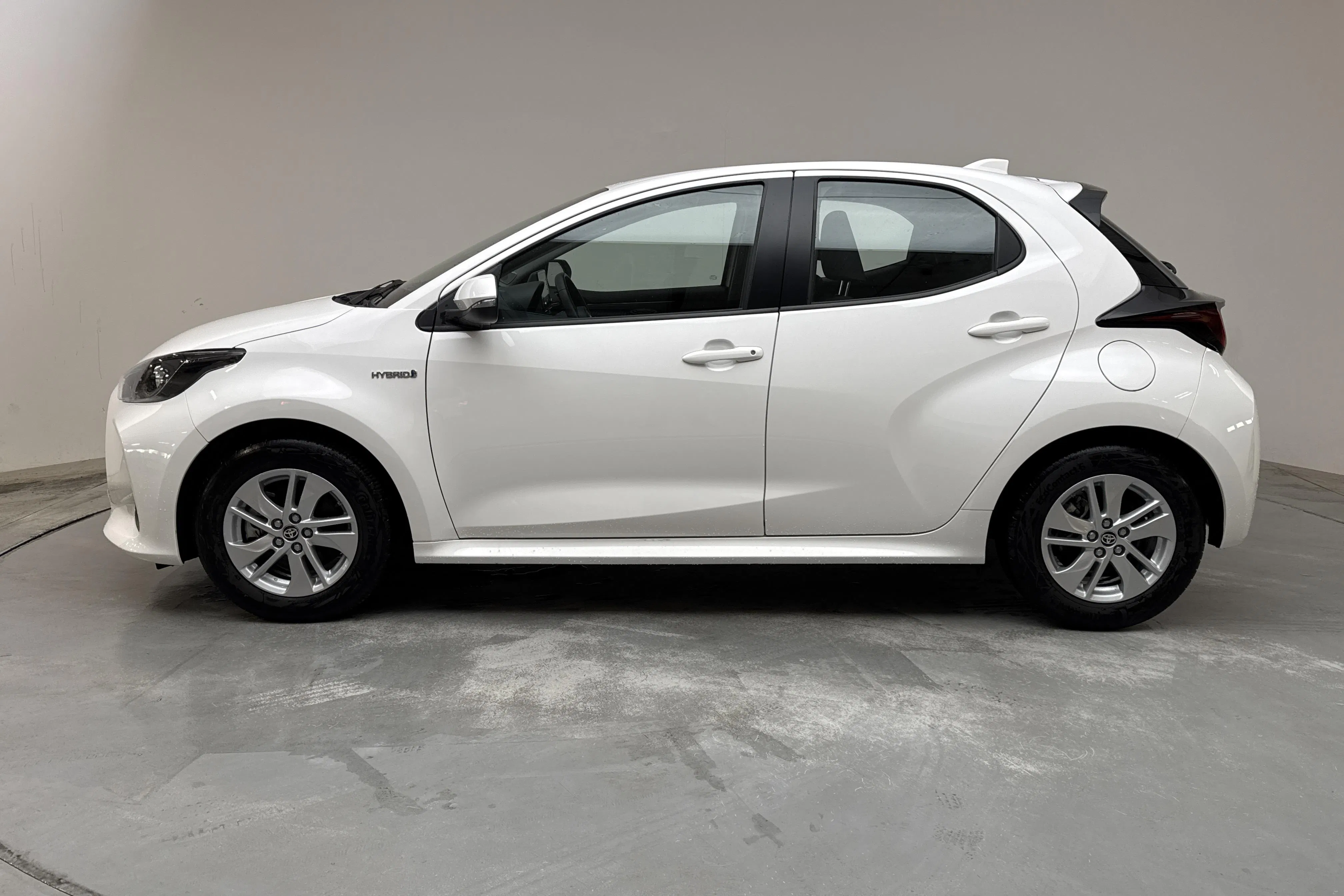 Presentationsfoto 2 av 13: Toyota Yaris 1.5 Hybrid 5dr (116hk) - 490 mil - Automat - vit - 2021