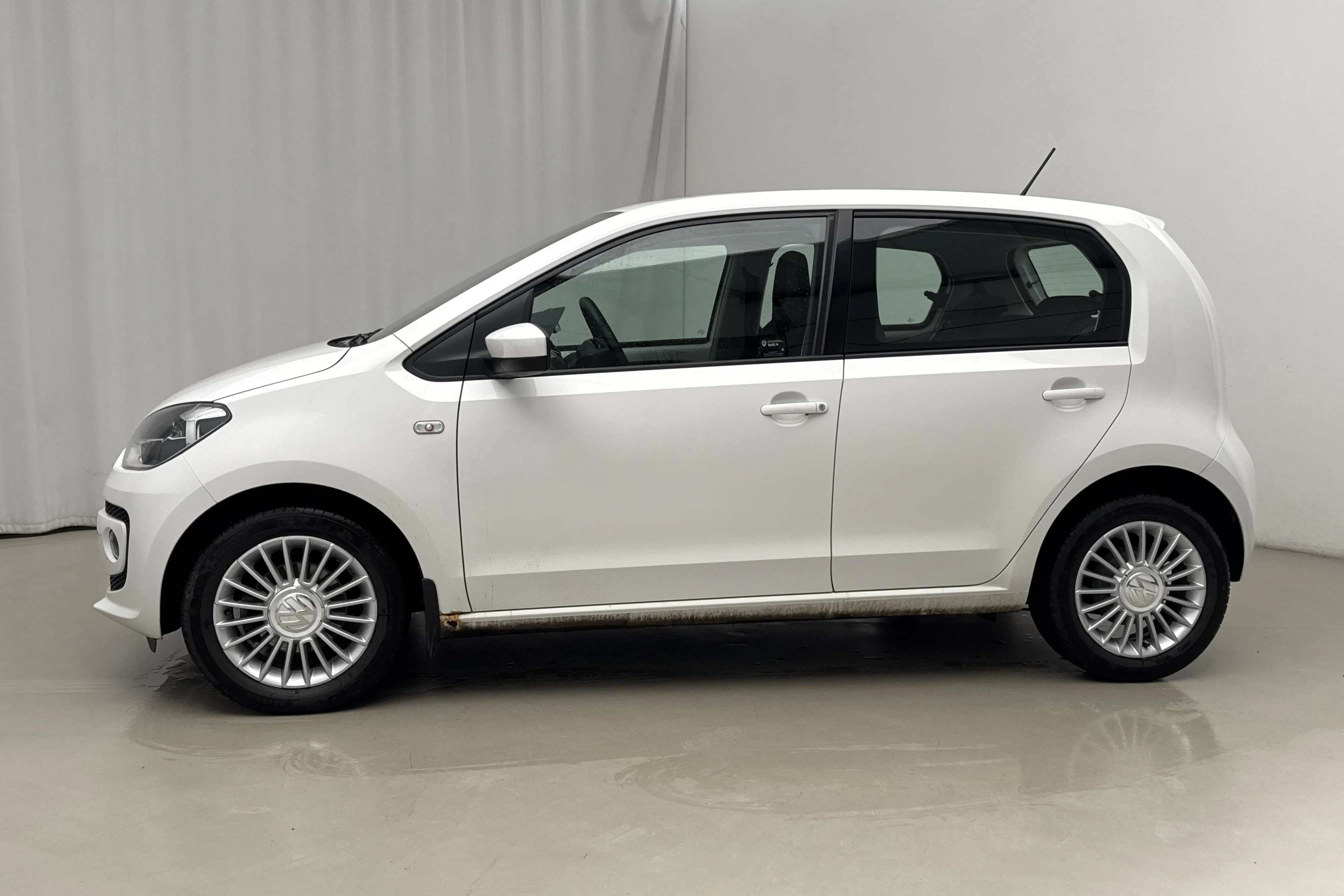 Presentationsfoto 2 av 16: VW up! 1.0 5dr CNG (68hk) - 3 082 mil - Manuell - vit - 2014