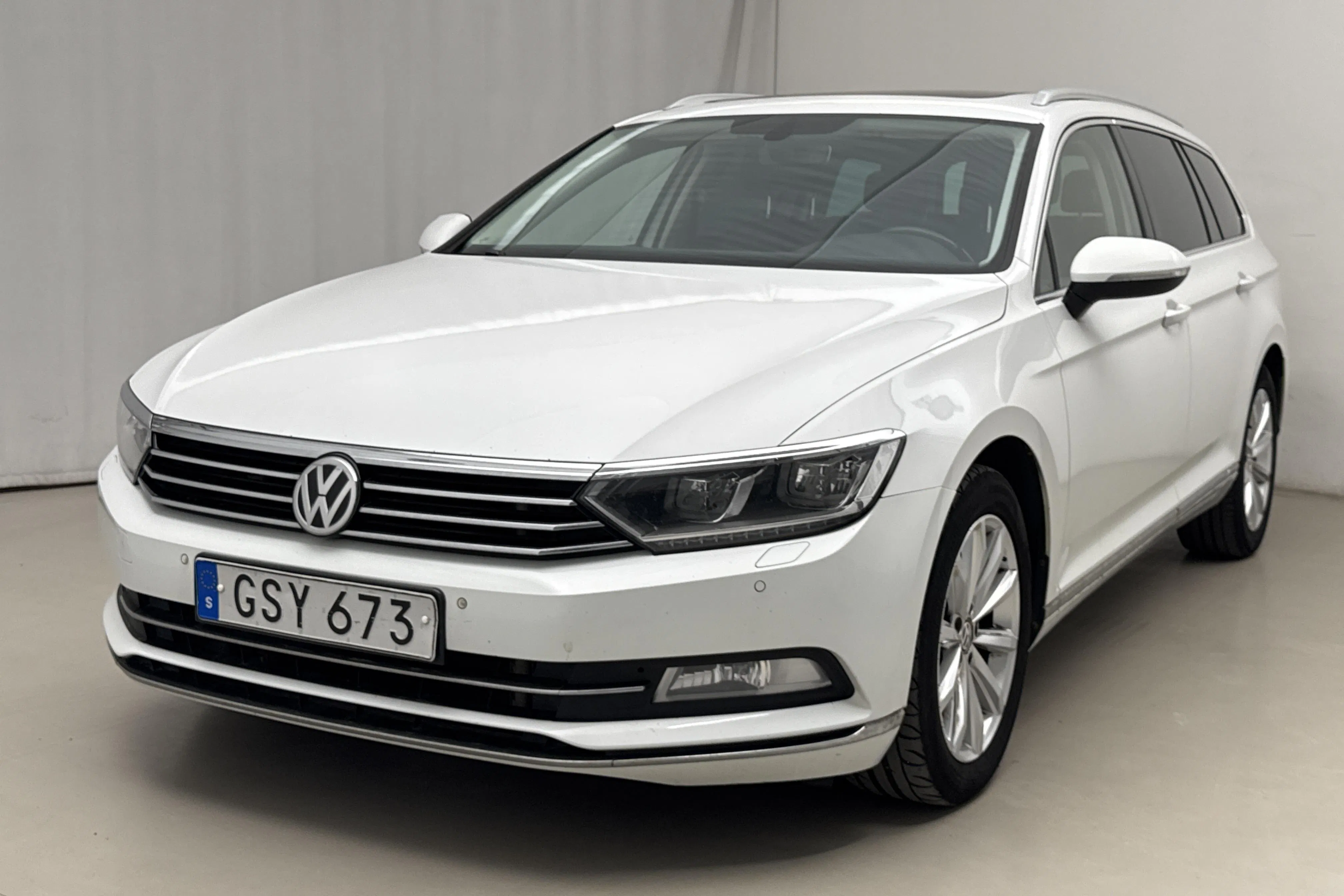 Presentationsfoto 1 av 17: VW Passat 2.0 TDI Sportscombi (190hk) - 21 400 mil - Automat - vit - 2016