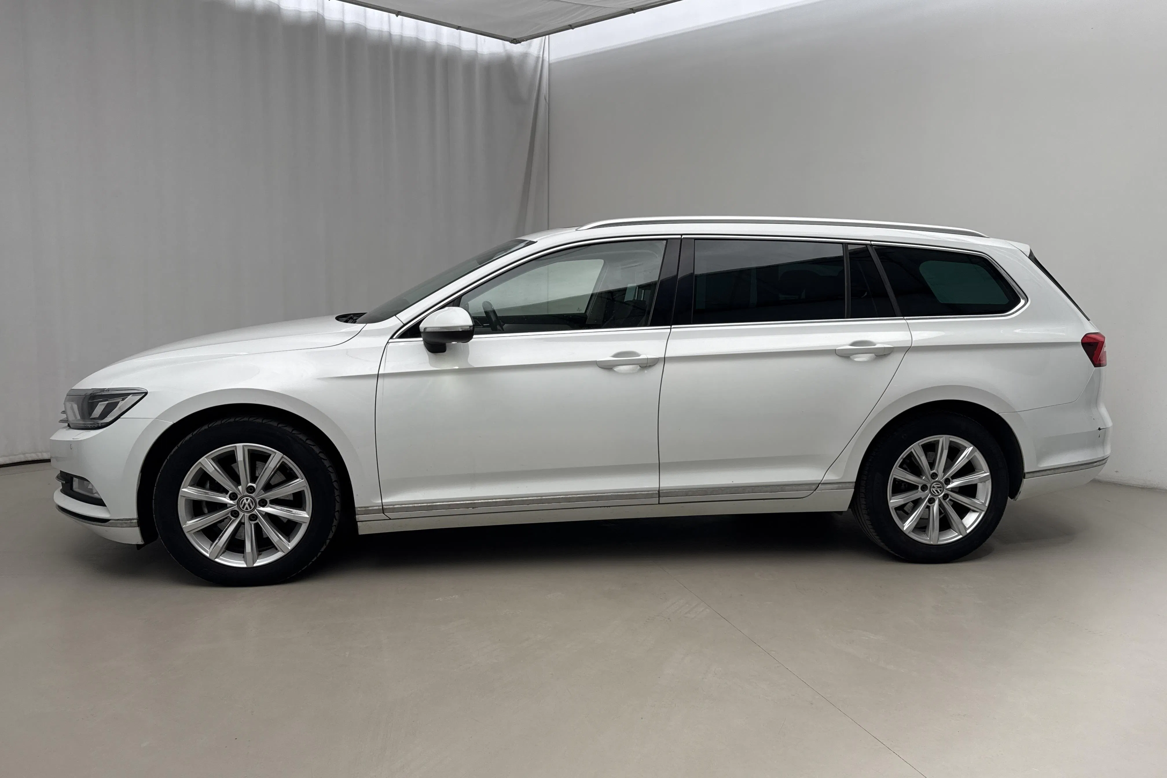 Presentationsfoto 2 av 17: VW Passat 2.0 TDI Sportscombi (190hk) - 21 400 mil - Automat - vit - 2016