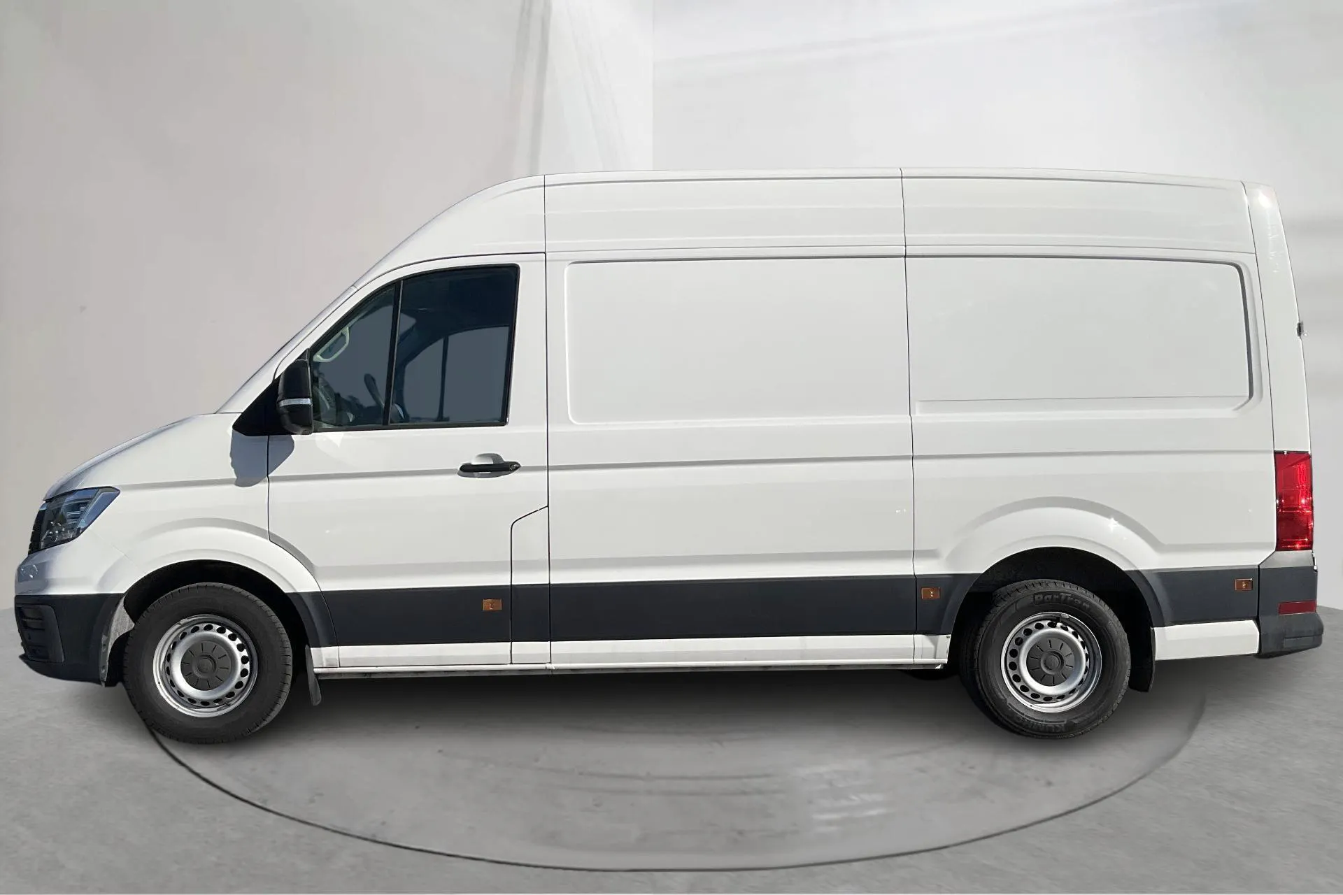 Presentationsfoto 2 av 17: VW Crafter 35 2.0 TDI Skåp 4Motion (177hk) - 18 930 mil - Manuell - vit - 2018