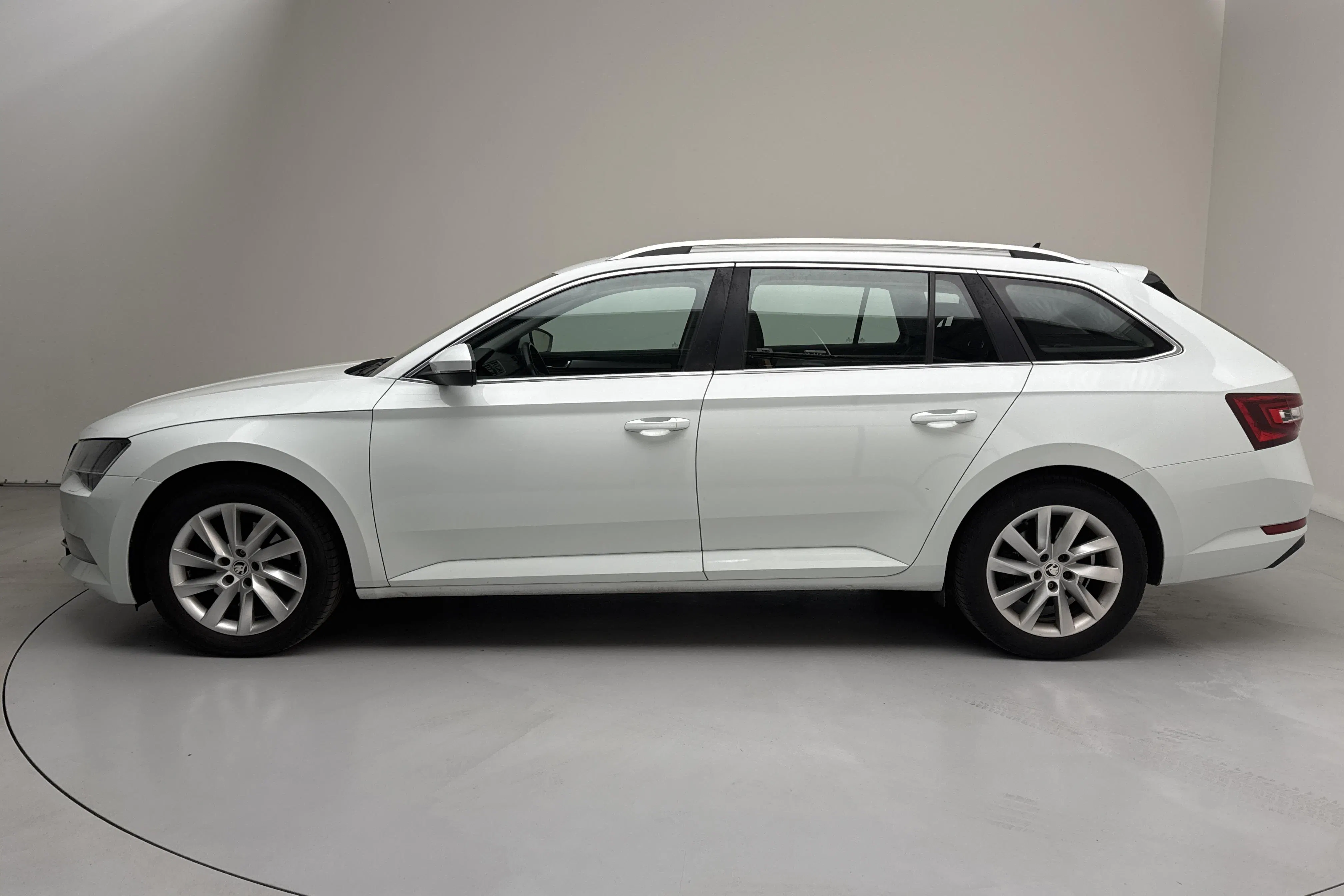 Presentationsfoto 2 av 18: Skoda Superb 2.0 TDI Kombi (150hk) - 13 899 mil - Automat - vit - 2016