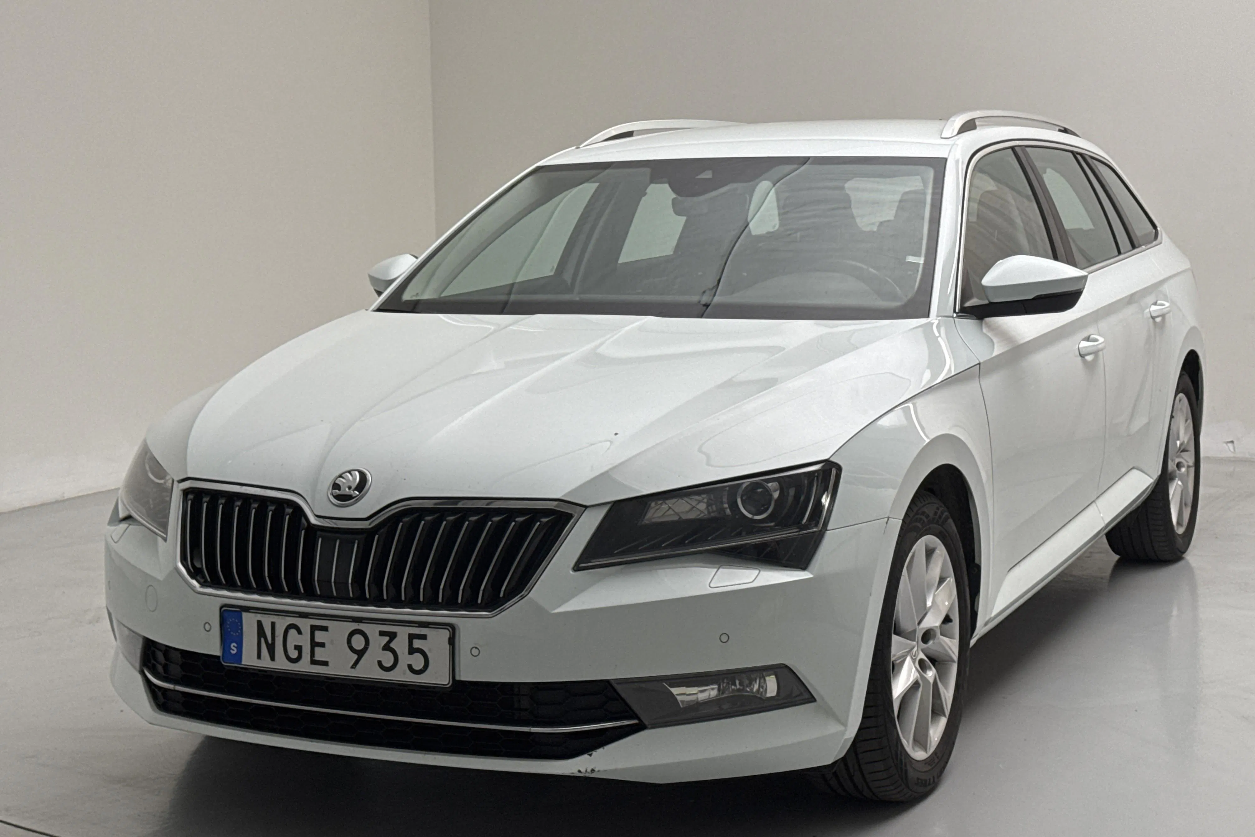 Presentationsfoto 1 av 18: Skoda Superb 2.0 TDI Kombi (150hk) - 13 899 mil - Automat - vit - 2016